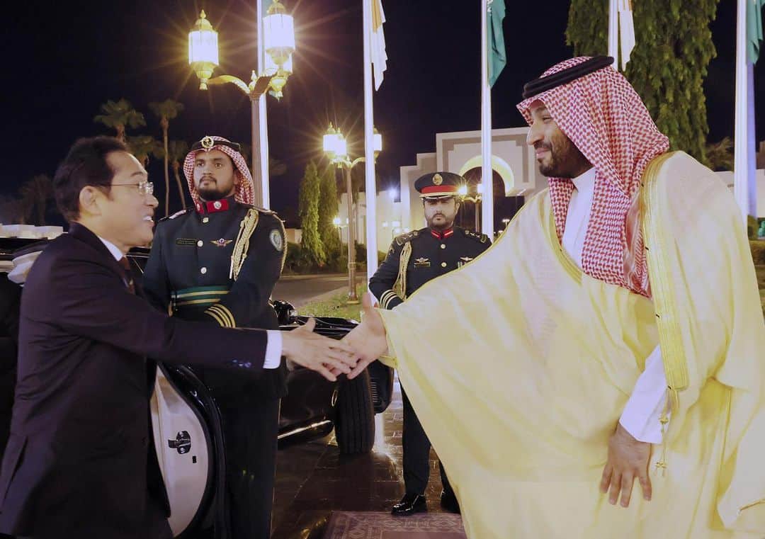 首相官邸さんのインスタグラム写真 - (首相官邸Instagram)「サウジアラビアのムハンマド皇太子兼首相と会談を行いました。わが国へのエネルギー安定供給はもとより、脱炭素など多様な分野で協力を深め、また、法の支配に基づく自由で開かれた国際秩序を堅持していくことで一致しました。」7月17日 7時33分 - kantei