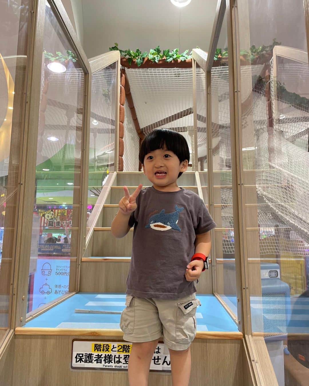 小泉留菜のインスタグラム：「😎 . . うーちゃん授乳中に遊んでた僕ちゃんたち👦🏻👨🏻 パパ見つけた時の笑顔かわいい☺️💓 なかなか遊びに行けてなかったし、 たくさんはしゃぎ回れてよかったね👦🏻✨ . . 唇の皮が剥けそうで前歯みたいになってた👶🏻🫶🏻笑 #3歳 #3歳男の子 #3歳児 #ママ #男の子ママ #ママスタグラム #25歳ママ #口唇口蓋裂 #関東ママ #埼玉ママ　 #出産 #出産報告 #ご報告 #第二子 #第二子出産 #赤ちゃん #ベビー #baby #女の子ママ #2児ママ #0歳 #0歳児 #0歳児ママ #兄妹 #生後1ヶ月 #1ヶ月ベビー」