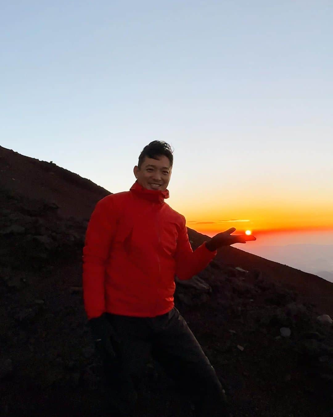 木下レオンさんのインスタグラム写真 - (木下レオンInstagram)「✨  #富士山 山頂での #御来光 は奇跡体験‼️  ✨  一般的に #ご来迎 とは  新しい始まりや生まれ変わり  ✨  平和や目標へのエネルギーを与えてくれると考えられています。  ✨  私は #富士山頂 で #一粒万倍日 #御来光 を浴びて  ✨  御利益をしっかり頂きましたので  #開運 のお裾分けをさせていただきます🐞  ✨  恒例の #木下レオンプレゼント企画   開催されていただきますバイ🙏  ✨  明日ライブでお伝えさせて頂きます。  ✨  ご祈祷もさせて頂きますので  レオンコレクションをお持ちになり  ご参加下さいませ🙏  ✨  #やっぱ愛やろ❣️」7月17日 7時38分 - reon_japan
