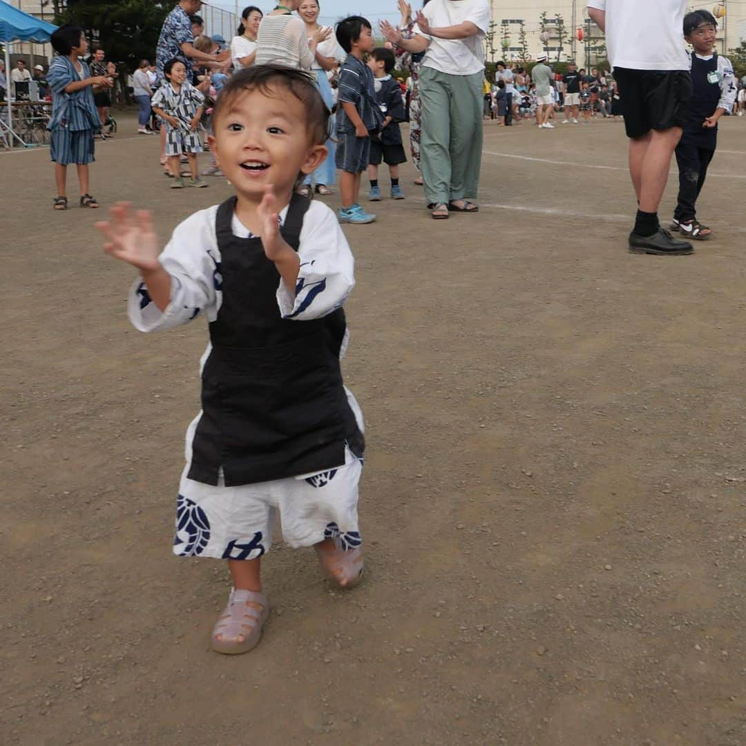 中川珠里さんのインスタグラム写真 - (中川珠里Instagram)「. 幼稚園の納涼祭🏮  太鼓をやると聞いて楽しみで仕方なかった日！！  初めは顔が緊張していたな🤭 3曲頑張りました！  りっちゃんもノリノリ。君は2年後から参加だね~  父母はこの日嬉しくて褒めて褒めて褒めちぎり🥹🥹  1枚目写真は仲良しお友だちのパパが撮ってくれました✨  #納涼祭」7月17日 7時45分 - juri1104