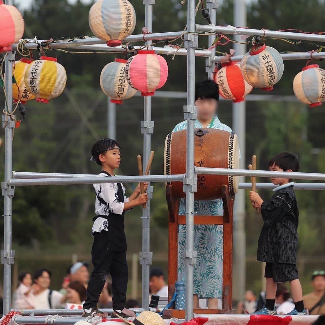 中川珠里のインスタグラム：「. 幼稚園の納涼祭🏮  太鼓をやると聞いて楽しみで仕方なかった日！！  初めは顔が緊張していたな🤭 3曲頑張りました！  りっちゃんもノリノリ。君は2年後から参加だね~  父母はこの日嬉しくて褒めて褒めて褒めちぎり🥹🥹  1枚目写真は仲良しお友だちのパパが撮ってくれました✨  #納涼祭」