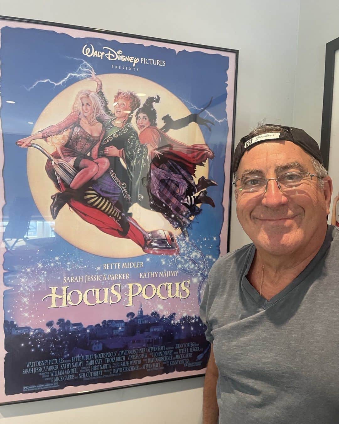 のインスタグラム：「HAPPY 30th ANNIVERSARY HOCUS POCUS 🎉 “Oh what a glorious morning. It makes me sick!” Winifred Sanderson Cheers to the cast, crew, producers, creative team, @waltdisneystudios everlasting friendships, and too all the fans! 🐈‍⬛」