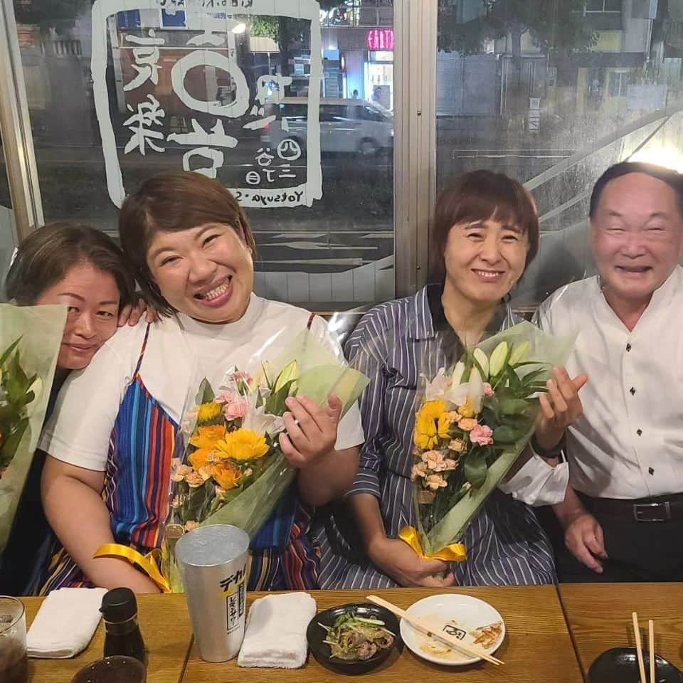 八つ橋てまりさんのインスタグラム写真 - (八つ橋てまりInstagram)「アボカド会🥑  久しぶりに参加させてもらいました😄  みんな元気で、わたしのことを気にかけてくれていた事にも感謝😁  ずっと笑ってた🎵  サプライズで、７月生まれのお祝いをして頂いた❤️素敵な花を頂きました🌻✨  山口さーん！ お声かけありがとうございました✨とっても嬉しかったです😄  四谷三丁目の喜怒哀楽というお店とっても美味しいから行ってみてね🙆 　 #アボカド #喜怒哀楽 #四谷三丁目 #7月産まれ #サプライズ #楽しいひととき #最高時間 #八つ橋てまり #八ツ橋てまり #ぽっちゃり  #食べるの大好き  #ご飯大好き」7月17日 7時48分 - temari.odebu