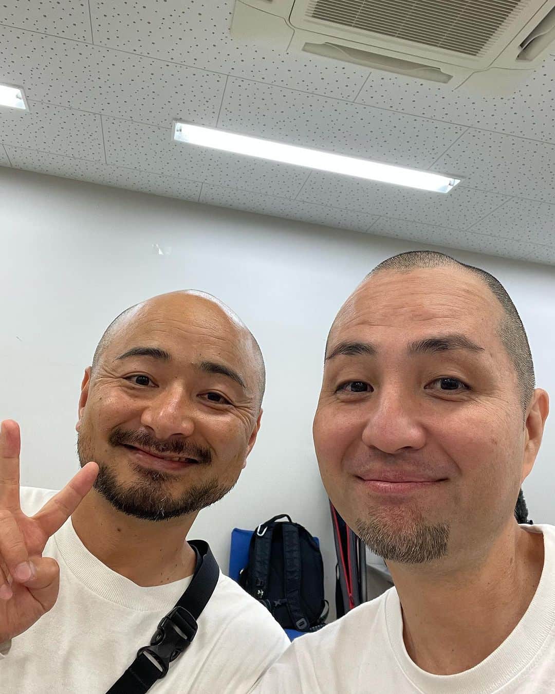 内間政成のインスタグラム：「不思議なのですが、最近、戸籍上、親戚になりました！笑 #どぶろっく江口 くん」