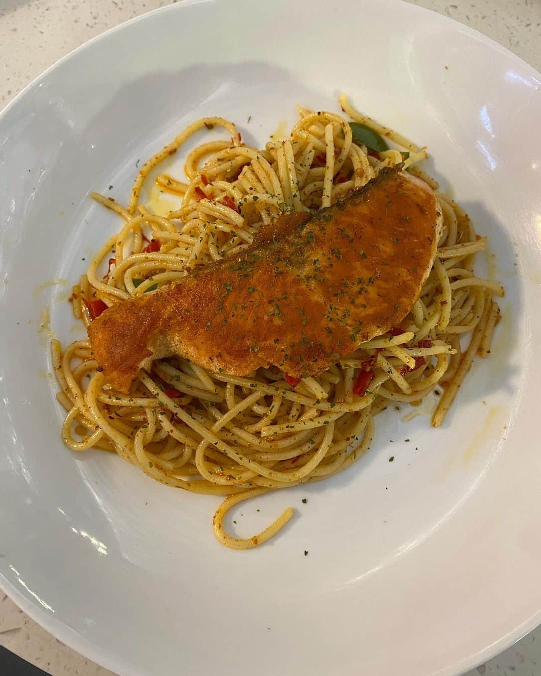 みやぞんのインスタグラム：「海外空港飯👍  #普通のパスタが辛い」