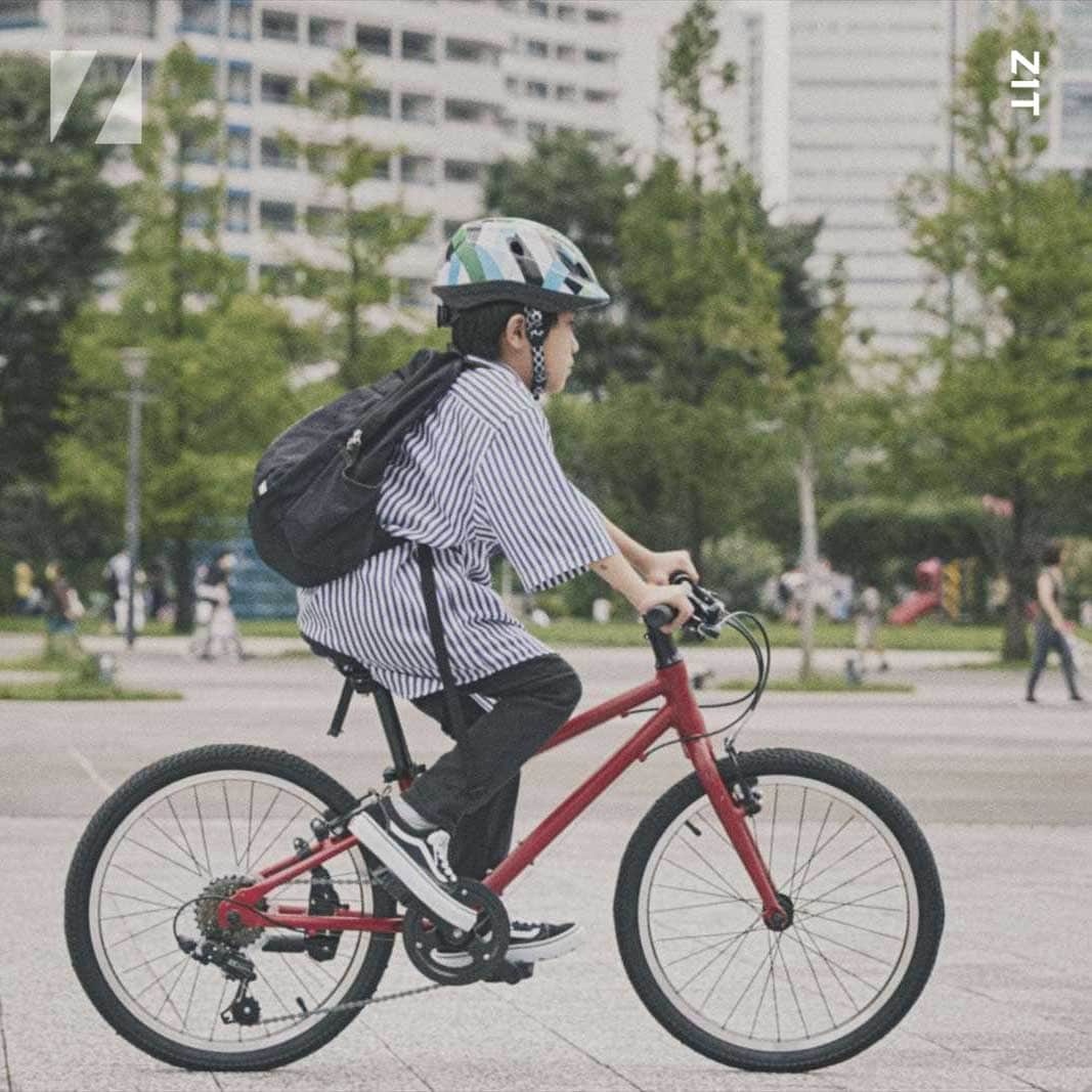RITEWAY -Official Instagram-さんのインスタグラム写真 - (RITEWAY -Official Instagram-Instagram)「ZIT ジット  自転車が大好きになる超軽量キッズバイク。 ペダルを漕げるようになった瞬間、普段車で行っている公園に自転車でたどり着いた瞬間、達成感と自尊心で満たされた最高の笑顔に出会えます。 クラス最軽量8.6kgで軽くて思い通りに走れるZITは子どもの移動範囲をさらに広げてくれて、何よりも楽しい親子の時間を作れます。 —————————— #ritewayzit #ジット #riteway #ライトウェイ #自転車 #自転車のある生活 #キッズ自転車 #こども自転車 #子供自転車 #サイクリング #クロスバイク #20インチ自転車」7月17日 8時00分 - riteway_bike
