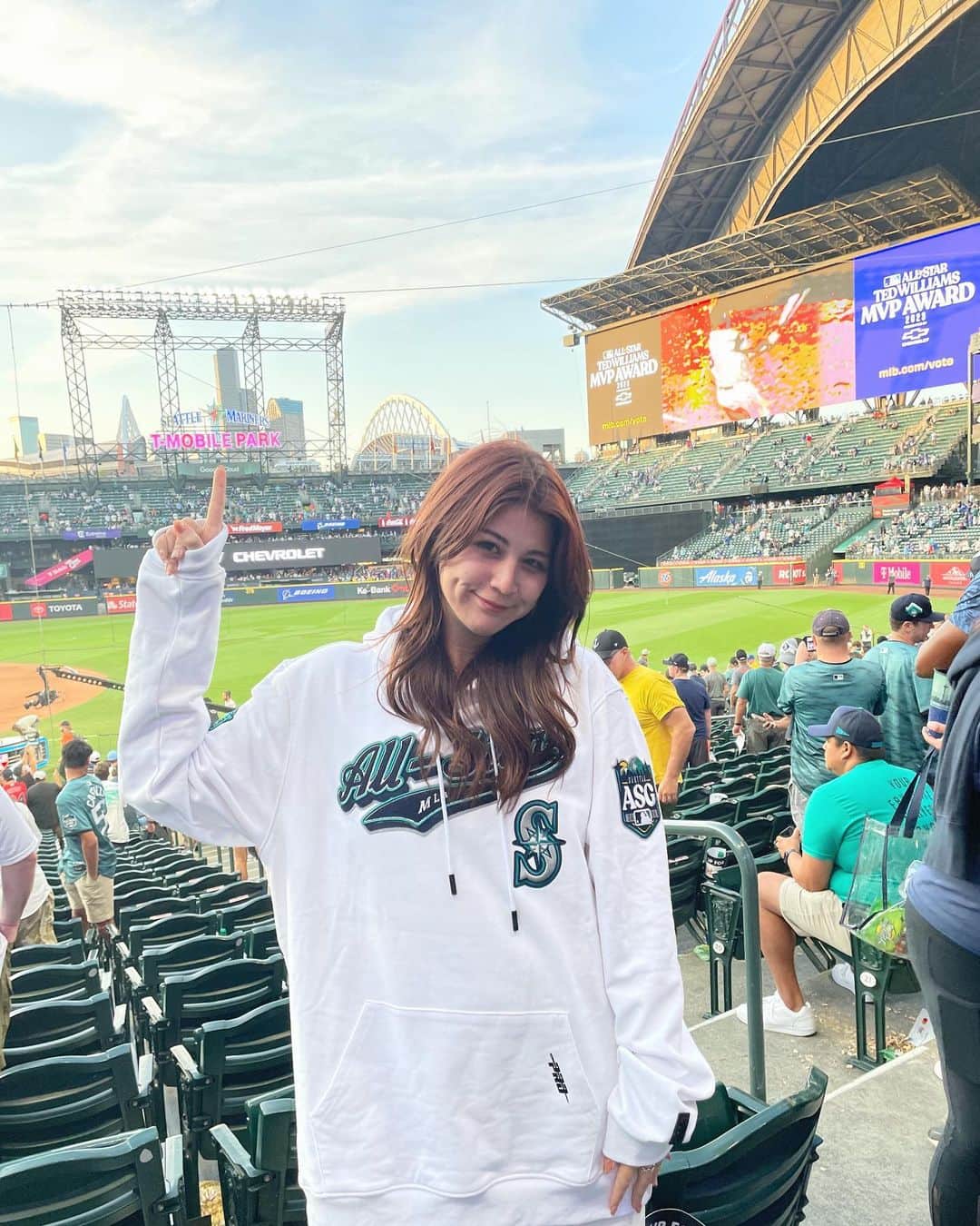 九里聖莉奈のインスタグラム：「. ⁡ T-mobile Park ⚾️🩷 ⁡ このパーカーいろんな人に褒められた🙄💓 (寒くてかりてたもの笑)  #kuriseri #allstargame #Allstargame2023 #seattle ⁡」