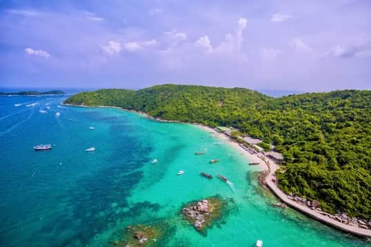 タイ国政府観光庁さんのインスタグラム写真 - (タイ国政府観光庁Instagram)「. パタヤ沖合に浮かぶ「ラーン島」からおはようございます☀️ᐝ  人気ビーチリゾートのパタヤのなかでも、とりわけ人気が高いのが、ラーン島🏖✨  パタヤから7.5kmほどに位置するこの小島は、周りの島々と比べても、海の透明度が高いと評判を呼んでいます😎👍  島は珊瑚礁に囲まれ、特に北部のターウェーン・ビーチ付近は素晴らしい景観です🪸💗  また西側に面した「サワイ・ビーチ」や「サメー・ビーチ」から望むサンセットも絶景🌅  美しいタイの小島で、ゆっくり羽を伸ばしませんか？☺️  今日も素敵な1日をお過ごしください💐  ★参考になった！と思ったら、あとで見返せるように、 画像右下にある保存ボタン🔖をタップ！  #タイ #パタヤ #チョンブリー #ラーン島 #南の島 #タイビーチ #今こそタイへ #こんなタイ知らなかった #もっと知りタイ #はじめてのタイ #タイ旅行 #パタヤ旅行 #チョンブリー旅行 #バンコク旅行 #旅好きな人と繋がりたい #旅行好きな人と繋がりたい #海外旅行 #thailand #pattaya #pattayatrip #chonburi #kolan #thaibeach #amazingthailand #thailandtravel #thailandtrip #thaistagram #lovethailand #amazingnewchapters」7月17日 8時01分 - amazingthailandjp