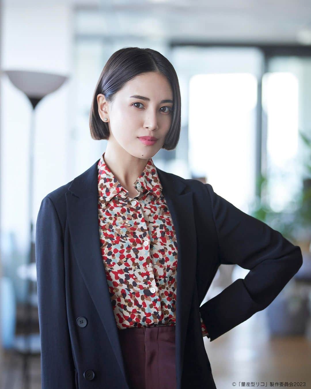 量産型リコ-プラモ女子の人生組み立て記-のインスタグラム：「. 「#量産型リコ」の中野京子役 #藤井夏恋 さん お誕生日おめでとうございます🎉  素敵な1年になりますように💫  リコと正反対のカッコいい社長・中野が リコたち ＃ドリクレ と どう関わっていくのか…お楽しみに😊」