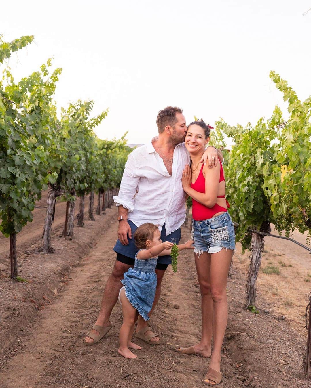 Samuel Lippkeさんのインスタグラム写真 - (Samuel LippkeInstagram)「Spent the July 4th week with some of our favorite people ever (and Penelope’s Godparents) Joseph and Rachel. Such a great couple days cooking, sipping rose, laughing, wandering through vineyards (at all hours of the day and night). Celebrating americas birthday and adding a favorite stop in our unofficial summer wine tour. We love you guys, thanks for hosting us!」7月17日 8時16分 - samuel.lippke