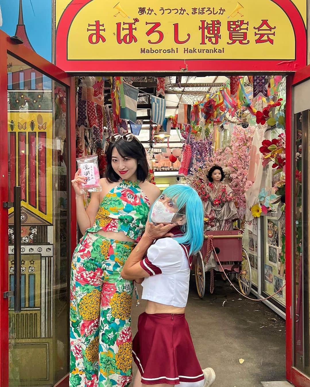 中里亜美のインスタグラム：「念願のまぼろし博覧会で 館長のセーラちゃんと😍🫧  展示品たちの思い出を持ち帰りすぎて毎日誰かの夢をみる 強烈だった。  #まぼろし博覧会 #セーラちゃん」