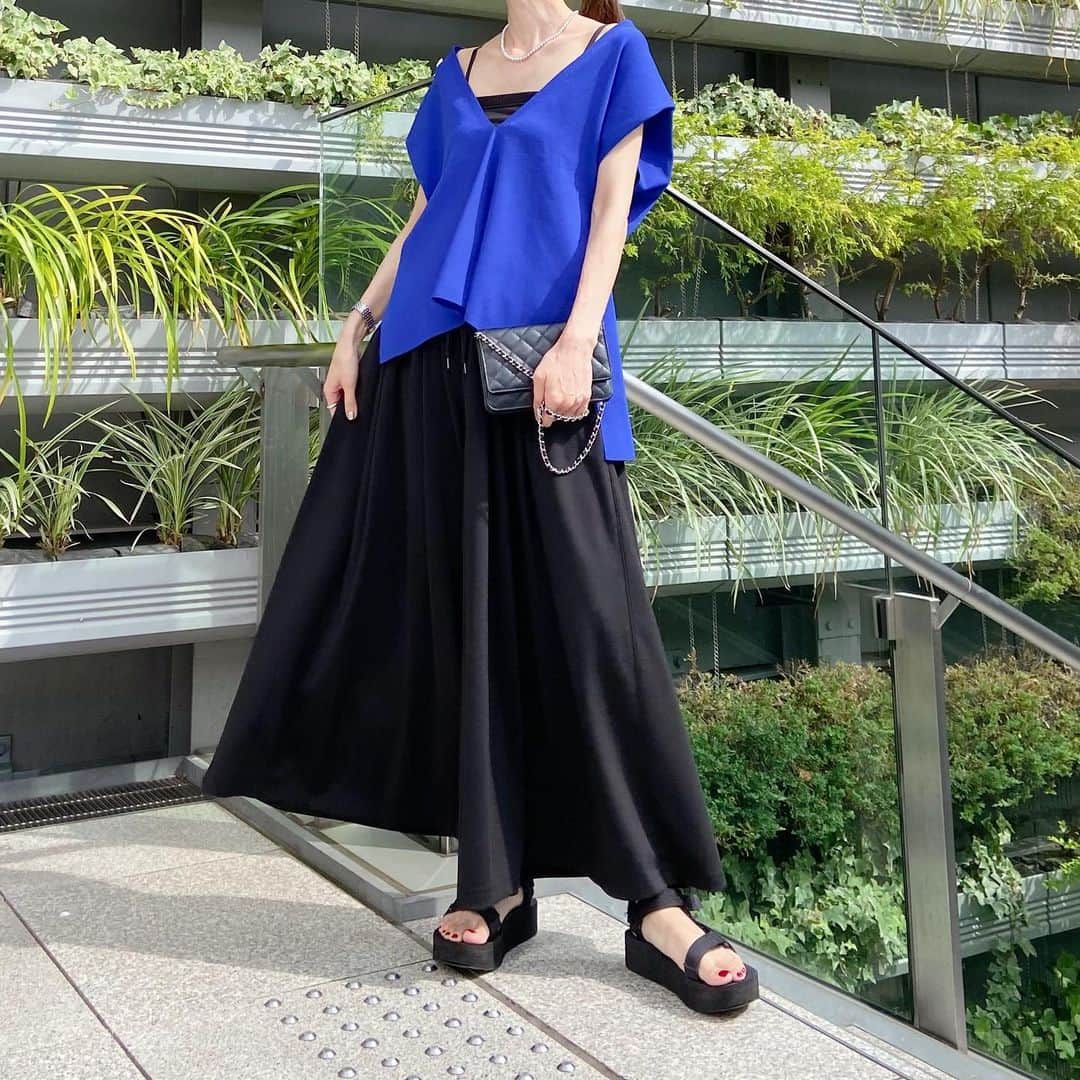mmmcoco07のインスタグラム：「✴︎ 肌がぱぁっと明るく見える鮮やかなブルーに一目惚れ♡ 一見スカートに見えるこちらも実はパンツ！ 快適で楽ちん過ぎて、制服化。  @lephil_official のお洋服大好き♡  tops&pants/ #lephil  #fashion#coordinate#chanel#teva#シンプルコーデ#大人カジュアル#きれいめカジュアル」