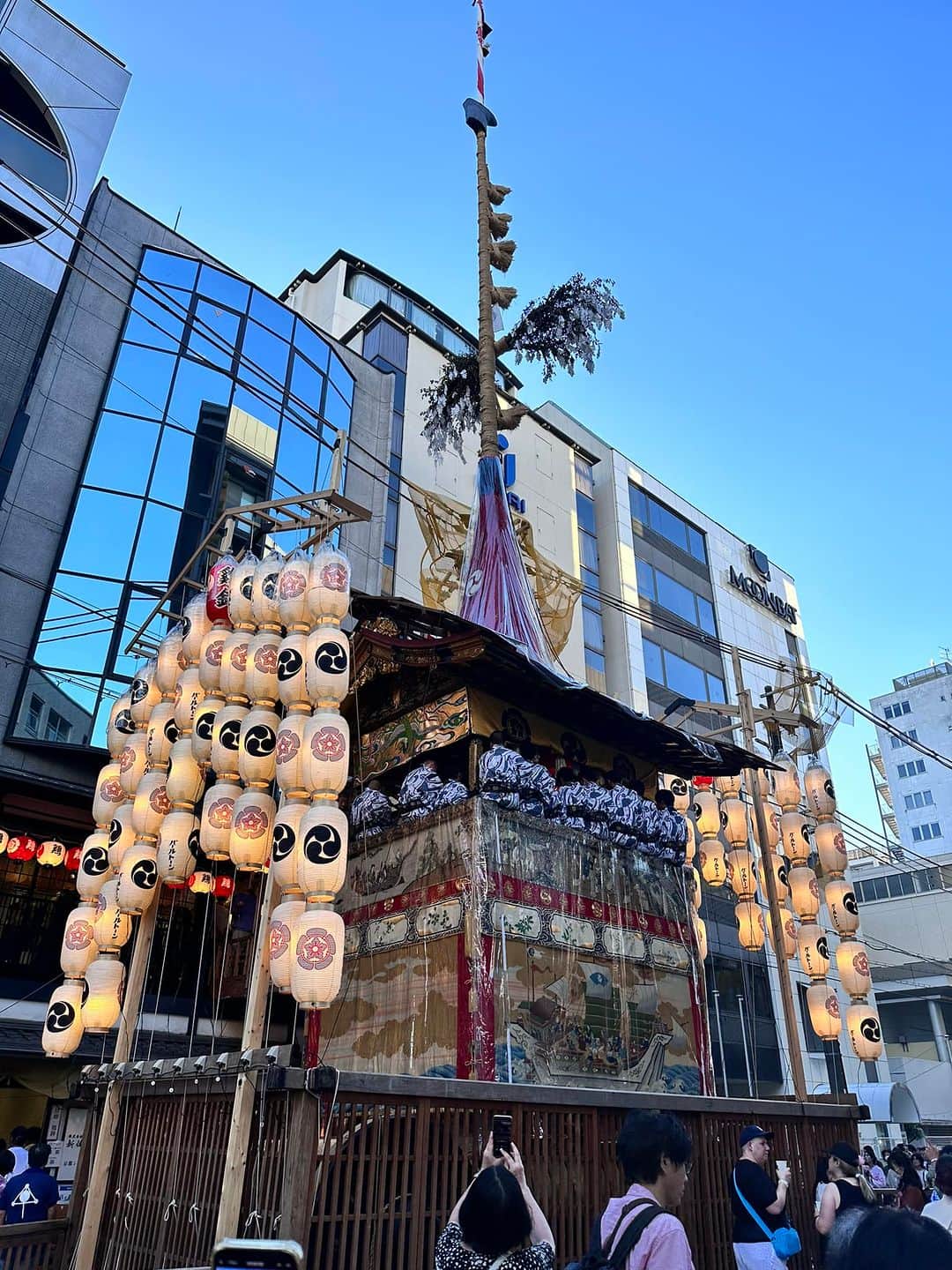 木村直人のインスタグラム：「今日、祇園祭の中、いらしてくださるお客様に本当に感謝しています。  本当に心配なのは熱中症。  お気をつけてご来店ください。」