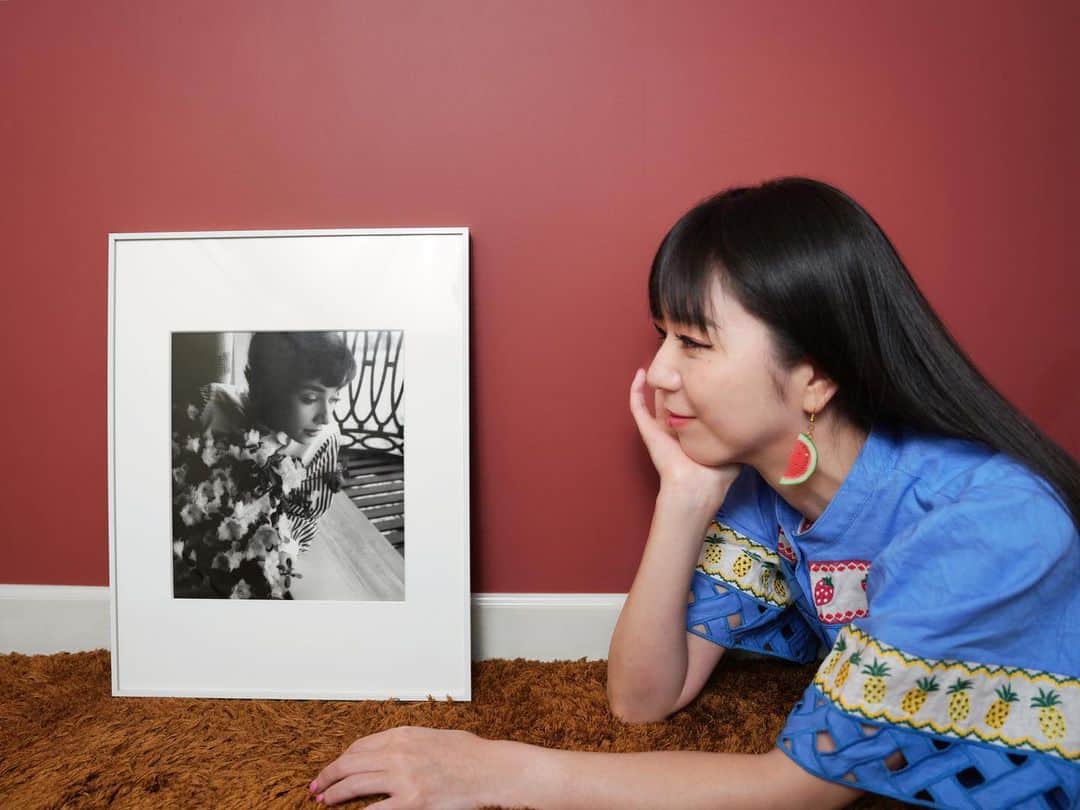 のインスタグラム：「. 1953年 オードリー・ヘプバーンが ローマの休日・プレミアナイトで初めてハリウッドに 訪れた時に、次回作「麗しのサブリナ」の打ち合わせでロサンゼルスのホテル滞在時に撮られた写真は、 わたくしの大切なコレクションです . . .」