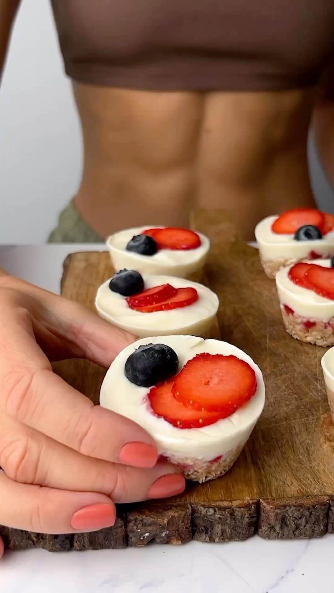 Sharing Healthy Snack Ideasのインスタグラム：「Frozen Oats Cup 🤤 If you’re looking for a healthy snack to meal prep, you need to try this. By • @lillysabri All you need: - 1 cup oats - 1/4 cup honey - Strawberries - Bananas - Blueberries - Greek yogurt *Freeze for 1 hour.  Save this goodness for later!」