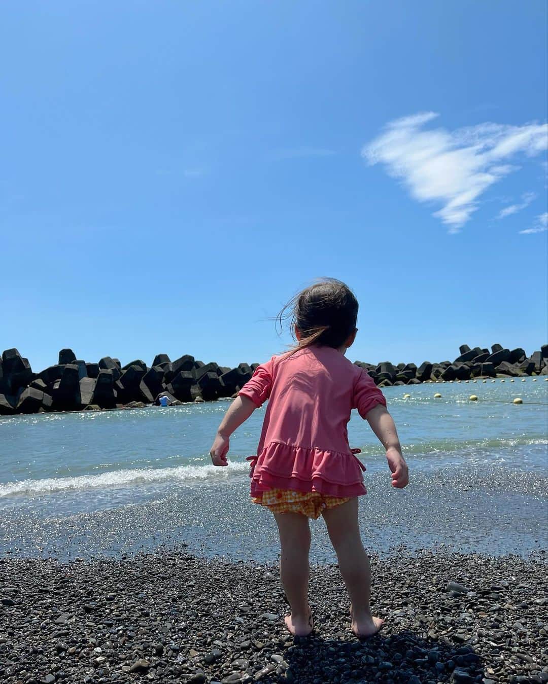 重長智子さんのインスタグラム写真 - (重長智子Instagram)「. . 今日は海の日🌊 . 海に向かって 何かを叫ぶ2歳児😂 . 子供たちは2人とも 海が大好きです💕💕 . 波の音にも癒されます☺️ しかし、日差しが強かった…💦 . . #海の日 #海が好き #海は広いな大きいな #小1男子 #2歳女子 #海は楽しいけど #帰ってきてヘトヘト」7月17日 8時27分 - tomoko_shigenaga