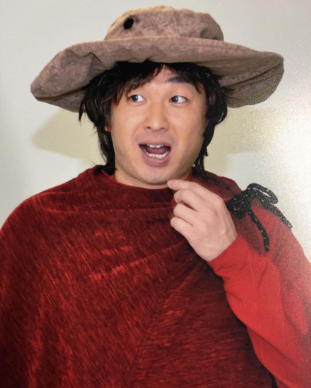 のインスタグラム：「どんなに一生懸命ガンバっても  「適切」に仕事しないと成果はでないよ。  そのためにはセンスを磨くこと。 シビれる失敗を重ねて 感覚を研ぎ澄ますこと。  組織内を見ずに 顧客を見ること。 社会を見ること。 世界の超一流を見ること。  険しい顔して まじめに 必死に働いて... それでお金が稼げるなら そんな簡単な話しはないよ。  利益を出す 成長させる  これを実現させるには センス磨くしか道はないんだよ。」