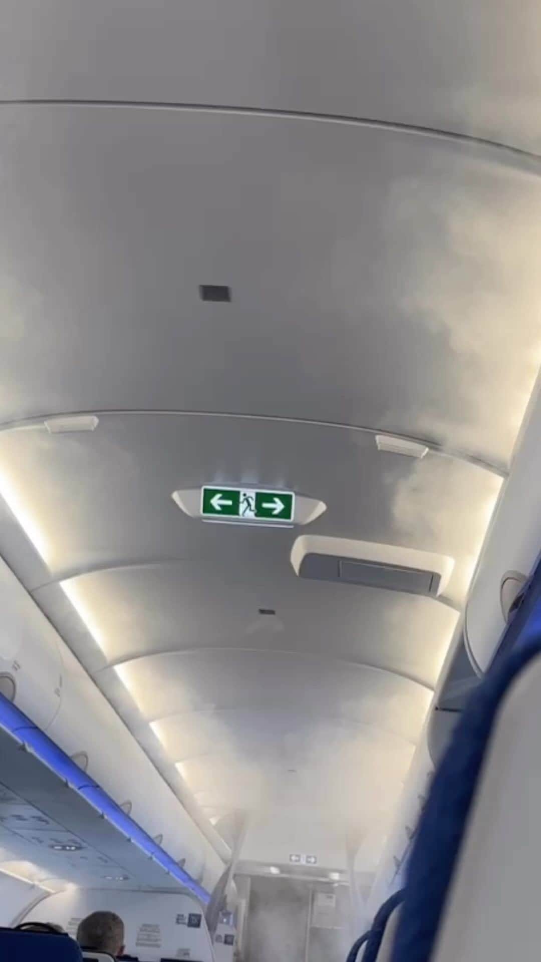 JILLのインスタグラム：「わぁ‼️  驚いたわぁ。 今日のフライト✈️ 搭乗して離陸する間にミストがぁ💦💦💦  怖くなかったし、涼しかったしぃ。  ネットを検索したら、この現象についての客室乗務員さんからのログがありました。  「ご搭乗の際、写真のように空調から霧のようなものが出ることがあります。 飛行機内でモクモクしだしたら、「この飛行機大丈夫か！？」と、正直ビックリしますよね・・・  なぜ、このような現象が起こるかというと、 機内の温度が高い状態（＝水分量が多い）のところを、エアコンで急激に冷やすことで、露点温度に達し、飽和水蒸気量に達した余分な水分が凝結したためです。 寒い日に息を吐くと白くなる現象に近いかもしれないですね！ ちなみに今日は東京の気温が高かったので、東京発の便で、この現象が少し見られました(^^)/  もちろん、安全上問題ございません。  この現象、とりわけ顕著なのは、真夏の暑い時期、皆さんを飛行機へご案内する前飛行機起動時に、機内空調をかけ準備するのですが、写真のようにエラいことになることがあります。  もし、ご搭乗時にこのような風景をご覧になった際は、「今日は気温高いんだな～」といった具合に、レア現象を楽しんでいただけますと幸いです(^^)」  初体験でしたぁ😳  知り合いの香港のCAさん曰く いつもこーだよーだそうです〜ひゃあ、 あぢーってことにゃ。  7月22日-仙台rensaホール 7月23日_函館金森ホール —————————————- PERSONZ「I AM THE BEST TOUR」 6月18日_高知県立県民文化ホール グリーンホール 6月24日_札幌CUBE GARDEN 7月02日_ヒューリックホール東京 7月22日-仙台rensaホール 7月23日_函館金森ホール 8月04日_名古屋ダイアモンドホール 8月05日_大阪クラブクワトロ 8月11日_新潟LOTS 8月12日_高崎芸術劇場スタジオシアター 8月26日_福岡電気みらいホール —————————————-  #jillpersonz  #personz  #youtubepersonzチャンネル #note  #jillpersonz  #エアプレ #JILLプレ #ラジオ高崎 #三味線jill屋」