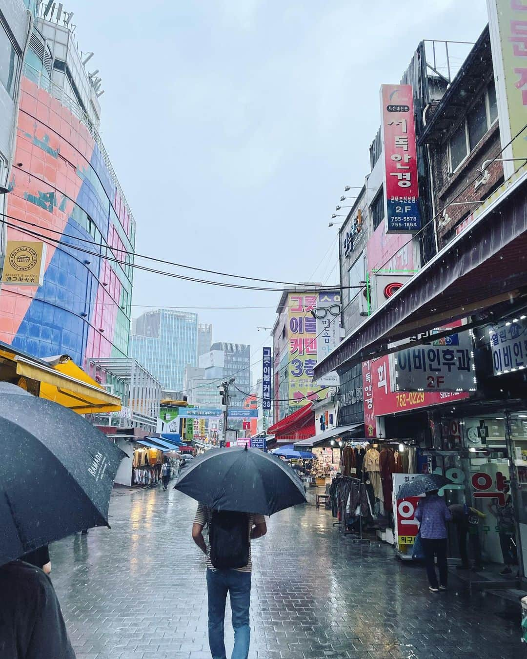 二ノ宮和佳子さんのインスタグラム写真 - (二ノ宮和佳子Instagram)「Korea trip🇰🇷3  1 THE HYUNDAI SEOUL 壮大でモダンなデパート とりあえず何でもあるし、ずーっといられる おススメしてもらったデパ地下も、お洒落で美味しいモノだらけ お土産にもおススメ  2 話題のビタミン界のエルメス✨  3 地下鉄も便利だけど、移動はタクシーがおススメ🚕東京よりめちゃ安だし、KAKAOTだとすぐ配車されて、目的地も設定できて簡単‼︎  4 ケジャンはマスト🦀  5 屋台も楽しくて美味♡  6.7.8 南大門カルククス通りの朝ご飯🍚 ローカル感満載で、オモニ達とのおしゃべりも楽しかった♡  9 問屋市場と巨大ファッションビルが共存する東大門 夜中のお買い物後のアイスも美味  又、秋頃行きたいなー  #korea #seoul #🇰🇷」7月17日 8時35分 - wakako.ninomiya