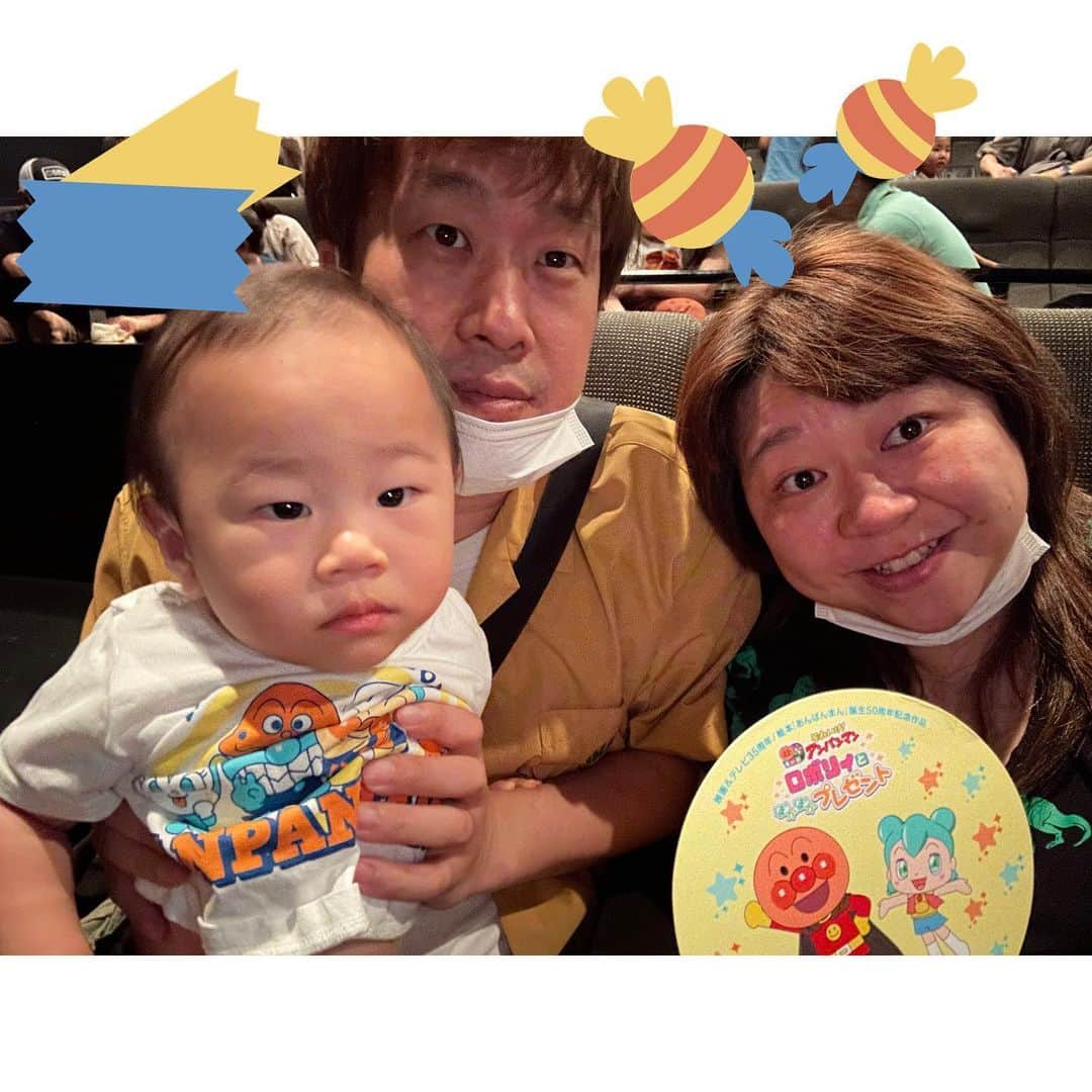 のインスタグラム：「先日アンパンマンの映画に行ってきました！  やさ丸、映画デビュー💕‼️‼️  父ちゃんのお膝でじっとして真剣に見てたよ👍  周りの子どもたちが、 「アンパンマンがんばれー！」 って言ったりしていて、 胸がキュンキュンなっちゃいました😭💕🙏  素敵なお話だったし、母ちゃん大号泣😭  #やさ丸 #1歳5ヶ月」