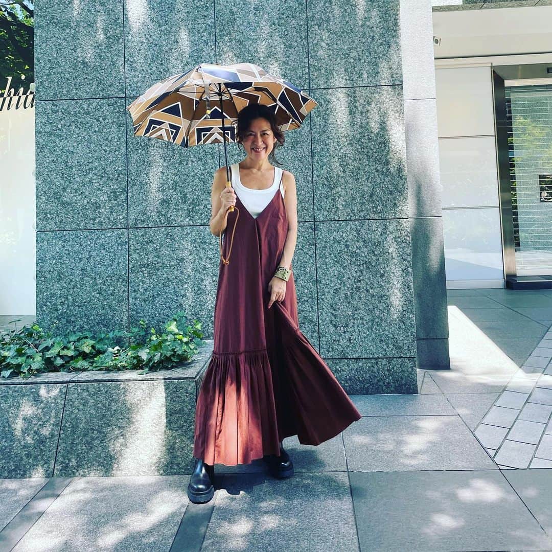 大草直子さんのインスタグラム写真 - (大草直子Instagram)「わかっています。東京は🗼ピーカンです☀️ただ、東京は年間100日以上☔️。そんな雨の日を、「おしゃれができない日」ではなく、「好きな傘がさせて、靴だってお気に入りの一足が履ける日」になると良いよね。と思い、ブーツ👢のご紹介😆  この @pellico_sunny のブーツは、リアルレザーなのに撥水加工された優れもの。蒸れる、重い、仕事や会食にはカジュアルすぎる、そして雨の日しか履けない。こんなラバー素材のレインブーツの悩みとは無縁です‼️  撮影で履かせてもらい、その柔らかさ、そして履きやすさに感激し、ご紹介しようと思いながら、ずっと☀️☀️☀️😆雨だけじゃなく、もちろん晴れの日も。こんな、ふわっとしたワンピース👗に合わせるのも好き❤️  ただいま予約受付中で、お届けは、秋の長雨前の８月下旬以降。  ただいま予約受付中‼️  ■7月12日(水）～7月23日(日) 👢PELLICO 東京ミッドタウン日比谷店（東京都千代田区有楽町1丁目1番2号　東京ミッドタウン日比谷1階 / 03-6273-3346）  👢PELLICO 伊勢丹新宿店（東京都新宿区新宿3-14-1 伊勢丹新宿店 本館2階＝婦人靴/ペリーコ / 03-3352-1111（伊勢丹代表番号））  ■6月14日(水)～7月23日(日） 👢AMAN ONLINE STORE @amanonlinestore  わたしはGENOVA¥66000 ミドル丈サイズ37をオーダー済み👢😎😎」7月17日 8時40分 - naokookusa