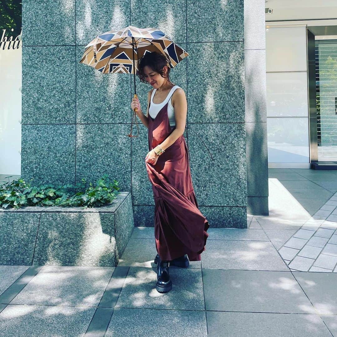 のインスタグラム：「わかっています。東京は🗼ピーカンです☀️ただ、東京は年間100日以上☔️。そんな雨の日を、「おしゃれができない日」ではなく、「好きな傘がさせて、靴だってお気に入りの一足が履ける日」になると良いよね。と思い、ブーツ👢のご紹介😆  この @pellico_sunny のブーツは、リアルレザーなのに撥水加工された優れもの。蒸れる、重い、仕事や会食にはカジュアルすぎる、そして雨の日しか履けない。こんなラバー素材のレインブーツの悩みとは無縁です‼️  撮影で履かせてもらい、その柔らかさ、そして履きやすさに感激し、ご紹介しようと思いながら、ずっと☀️☀️☀️😆雨だけじゃなく、もちろん晴れの日も。こんな、ふわっとしたワンピース👗に合わせるのも好き❤️  ただいま予約受付中で、お届けは、秋の長雨前の８月下旬以降。  ただいま予約受付中‼️  ■7月12日(水）～7月23日(日) 👢PELLICO 東京ミッドタウン日比谷店（東京都千代田区有楽町1丁目1番2号　東京ミッドタウン日比谷1階 / 03-6273-3346）  👢PELLICO 伊勢丹新宿店（東京都新宿区新宿3-14-1 伊勢丹新宿店 本館2階＝婦人靴/ペリーコ / 03-3352-1111（伊勢丹代表番号））  ■6月14日(水)～7月23日(日） 👢AMAN ONLINE STORE @amanonlinestore  わたしはGENOVA¥66000 ミドル丈サイズ37をオーダー済み👢😎😎」