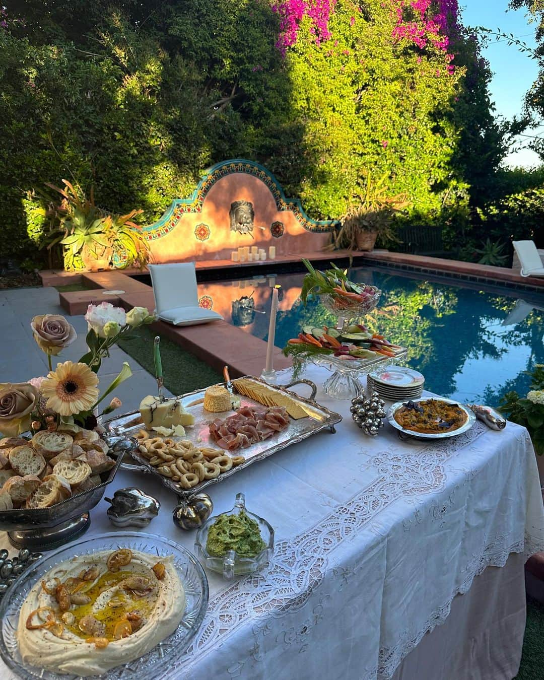 サディ・ニューマンさんのインスタグラム写真 - (サディ・ニューマンInstagram)「lucky lady the most amazing food by @sophies__table & wine thanks to @jumbotimewines 🤍」7月17日 23時10分 - sadienewman