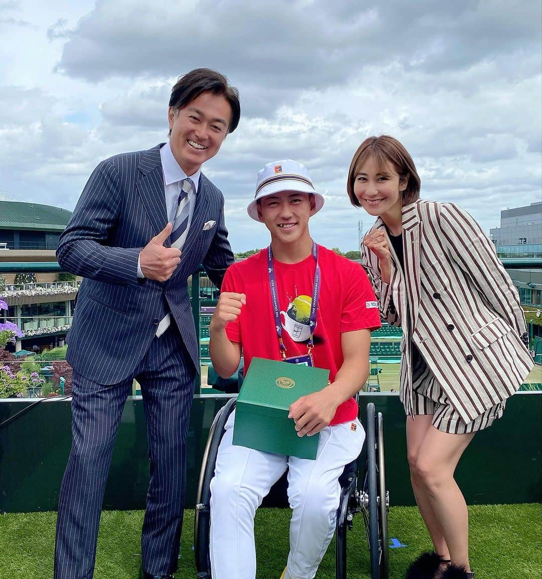 森上亜希子さんのインスタグラム写真 - (森上亜希子Instagram)「準決勝と決勝を会場で初めて見させていただいて感動しました🥹 小田凱人選手、ウィンブルドン初優勝おめでとうございます‼️  そして、全仏の優勝と2大会連続グランドスラム優勝おめでとうございます‼️ 本当に強い🔥  一枚目 Wowowのウィンブルドンスペシャルナビゲーターで現地にいらしていた石黒賢さんと小田選手と  2枚目　最終日にようやく少し時間が出来ていつも優しくて本当に素敵な賢さんと  #wimbledon #小田凱人 選手 #石黒賢 さん #nhk #解説 #新たな #伝説の始まりか #感動 #車椅子テニス #テニス #tennis #wheelchairtennis」7月17日 8時59分 - akiko_morigami