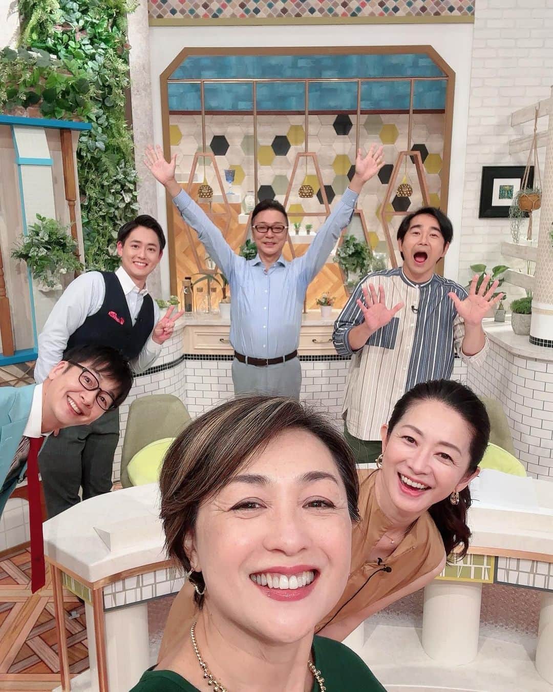 香坂みゆきさんのインスタグラム写真 - (香坂みゆきInstagram)「なないろ日和〜 今日は休日バージョンで 早く始まりますよ❗️  暑い夏を上手に乗り切る☀️  #なないろ日和  #テレビ東京  #bsテレ東  #暑さ対策  #涼しく  #❤️  @norikoyamauchi23  #ハマカーン  @pakkunmakkun_official  @daigo_takahashi_tx.777」7月17日 8時51分 - miyuky__way