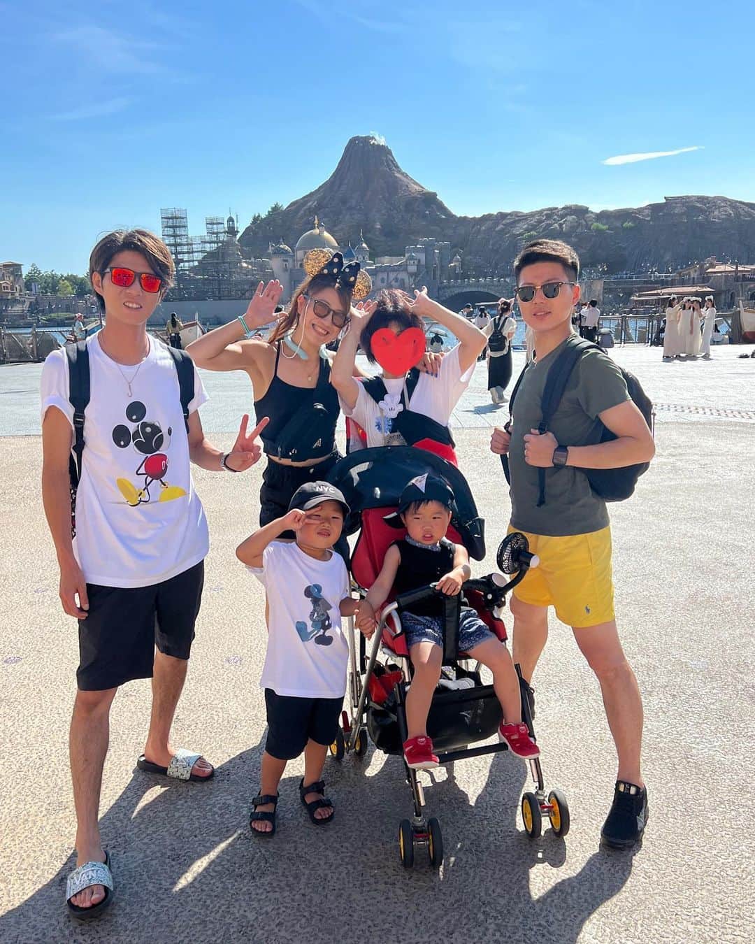 宮川杏奈のインスタグラム：「灼熱のDisney Seaへ🫠笑 . 旦那氏の家族がDisneyに行くということで 我が家もパークで合流することに😘 . 休日のDisneyとか絶対行かないから ビビってたけど 想像よりは空いていた印象👍🏼 . ただ、とにかく暑い🥵 暑すぎて溶けそうでした‼️ . 坊が迷子になって 生きた心地がしなかった時もあったが😇 とても楽しかったので良き💮 . あーちゃんちに帰って 3人川の字でピクリともせずガン寝。笑 疲労困憊です🙏🏻」