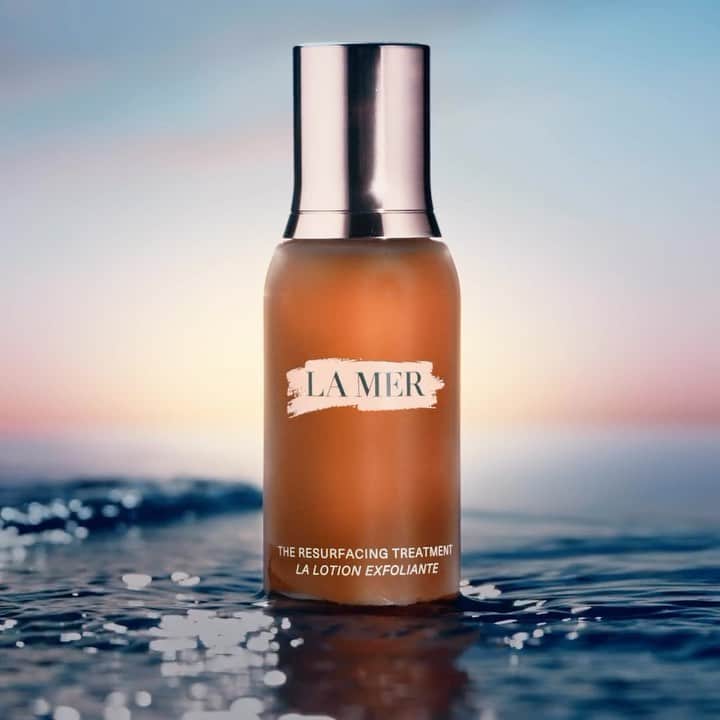 ドゥラメールのインスタグラム：「Ready to turn the tide on your skin?  Meet the NEW Resurfacing Treatment that does it all: gently exfoliates, refines, balances, and energizes skin daily for a continuous clear, fresh glow.   Shop The Resurfacing Treatment and other Nordstrom Exclusives at the Nordstrom Anniversary Sale. #LaMer #LaMerSkincare #LaMerResurfacingTreatment」