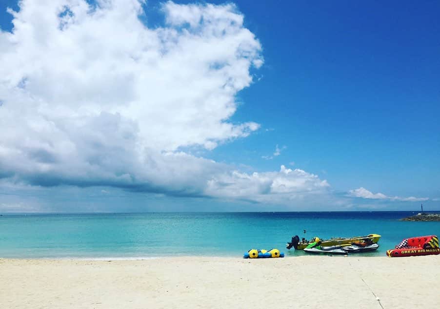 田中理恵のインスタグラム：「海の日だぁ〜🌊 気づけば夏になっていた。笑 携帯の中に入っていたなんとなく海画像集めました！気分だけでも海に🏖️笑  皆さま何枚目が好き？😚🍀」
