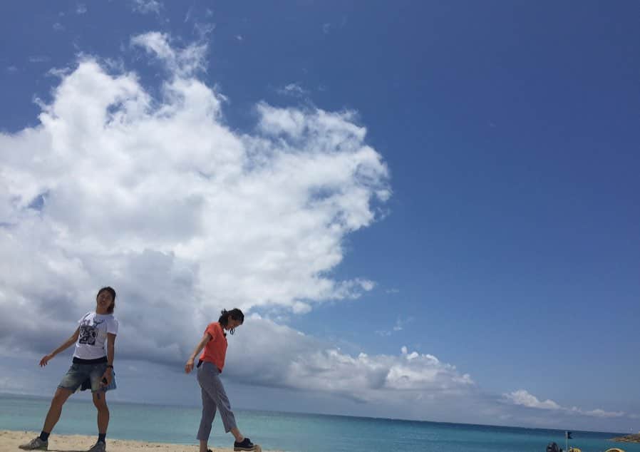 田中理恵さんのインスタグラム写真 - (田中理恵Instagram)「海の日だぁ〜🌊 気づけば夏になっていた。笑 携帯の中に入っていたなんとなく海画像集めました！気分だけでも海に🏖️笑  皆さま何枚目が好き？😚🍀」7月17日 9時02分 - riiiiiie611