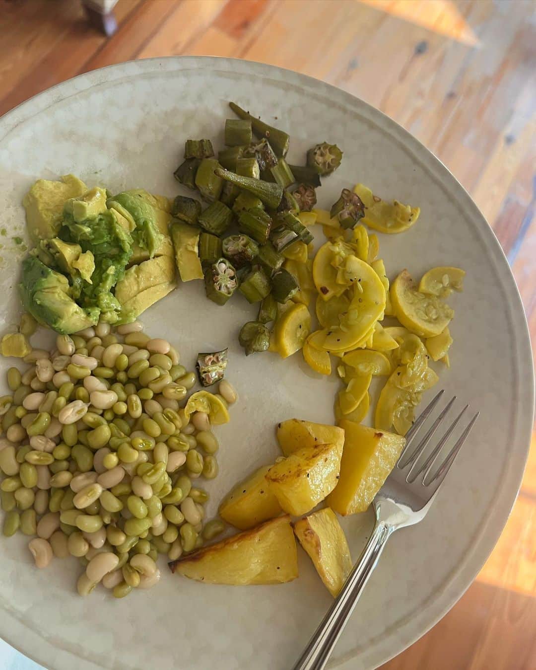 Elizabeth Turnerさんのインスタグラム写真 - (Elizabeth TurnerInstagram)「There's nothing like summer in the South 🤍 the relentless humid heat that feels like a steam room, the lush green trees, the peaceful deer, spicy boiled peanuts, cicadas buzzing, family reunions, & fresh watermelon margaritas 🤍」7月17日 9時02分 - elizabethcturner