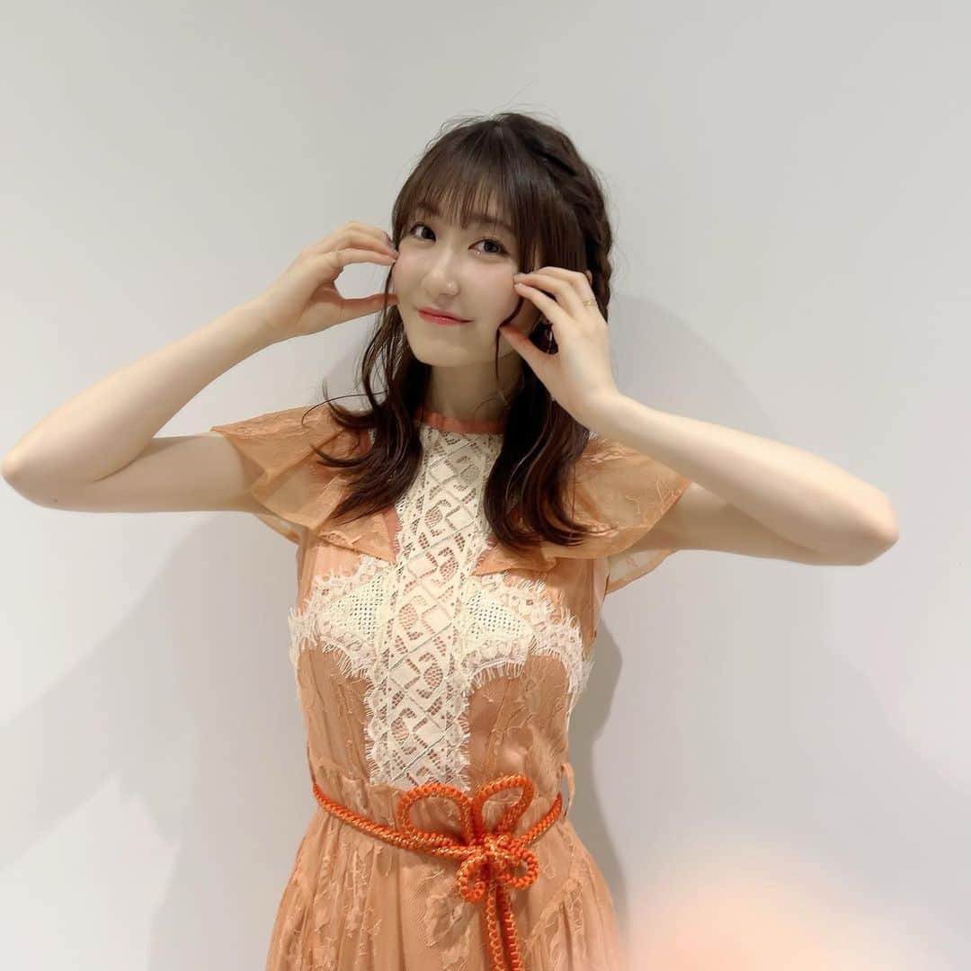 日高里菜のインスタグラム：「⁑  ひなビタ♪ 10th Anniversary Festival 昼公演、夜公演ありがとうございました✨  10周年をみんなでお祝いして 様々な楽曲を振り返ったり 今だから話せる裏話を聞けたり でぃぞビタ♪による最高にかっこいい演奏を聴けたり ひなビタ♪ファンにはたまらな過ぎるイベントになったと思います！ (私自身楽しすぎた！！！)  ひなビタ♪を作り上げてくれる人たちって めちゃくちゃかっこよくて、愛があって 面白くて最高すぎる人たちでしょ？  そんな自慢の方々と一緒にステージに立てる機会をいただけたこと そしてあれだけ皆さんが盛り上がってくれたこと やっぱりひなビタ♪大好きだなぁって思いました！  個人的にひなビタ♪はいつでも帰りをあたたかく待ってくれるようなそんな存在で。 安心感だったり、ぽかぽかするあたたかみだったり これからもずーっっとそんな存在なんだろうな☺️💗 いつでも「ただいま」「おかえり」が言える存在があるってすんごい幸せな事だね！  今回まり花のイメージカラーであるオレンジ色のワンピースに ひなビタ♪と言ったら「和」かな？ということで 帯縄をつけてアレンジしてみました☺️ 髪型も少しまり花意識だったよ〜！！！  そして素敵なお花を！本当にたくさんありがとう！ たっっくさん写真とったよ〜🌸✨  またみんなに会えることを楽しみにしてるねっ！  10周年ありがとう！ そしてこれからもずっとずっとよろしくね！  #ひなビタ♪ #ひなビタ10周年 #みんなのおねがい　#きっと届いた」