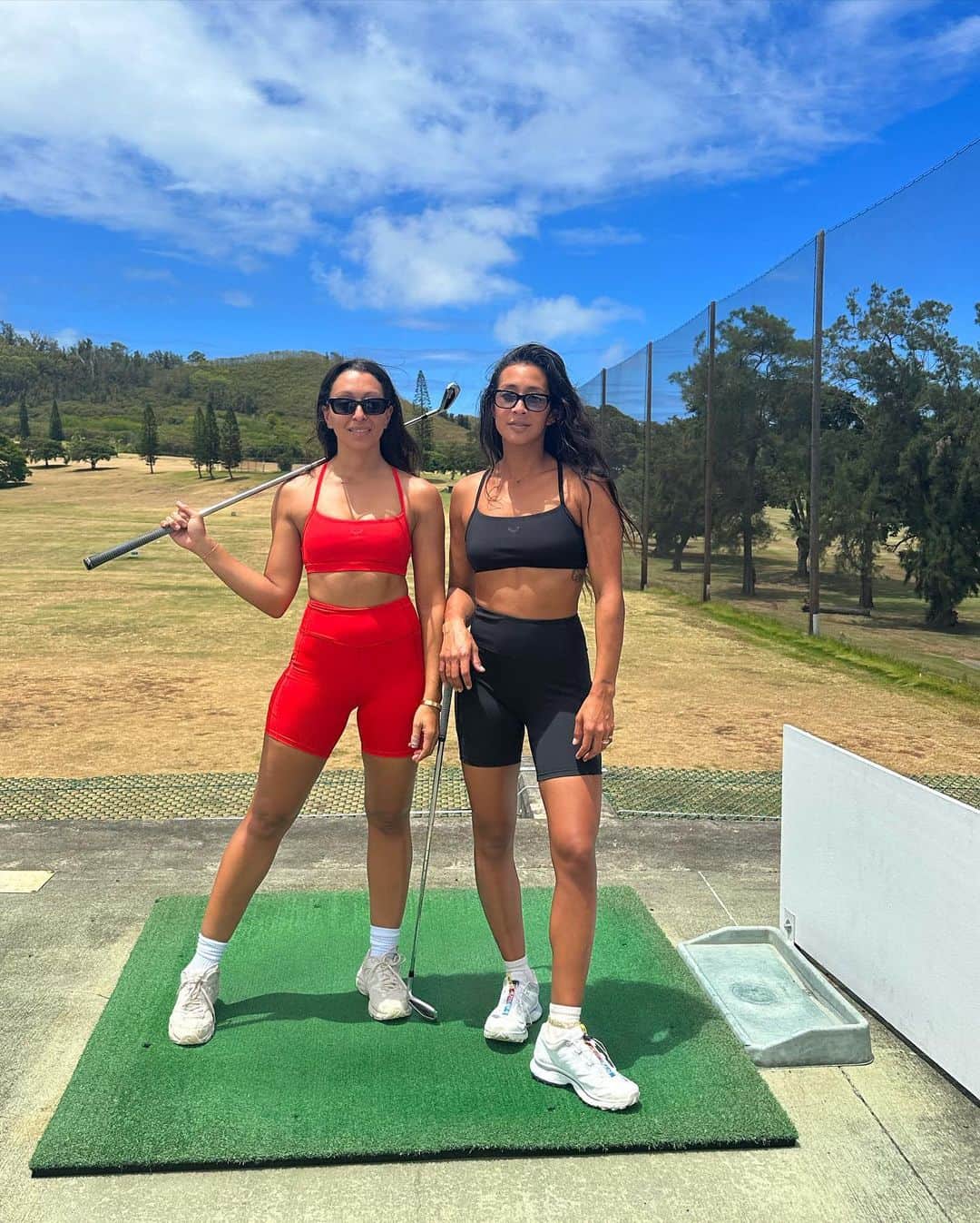 ケリア・モニーツのインスタグラム：「Just a coupllaaaa posers  @tiarabellaaa @roxy」