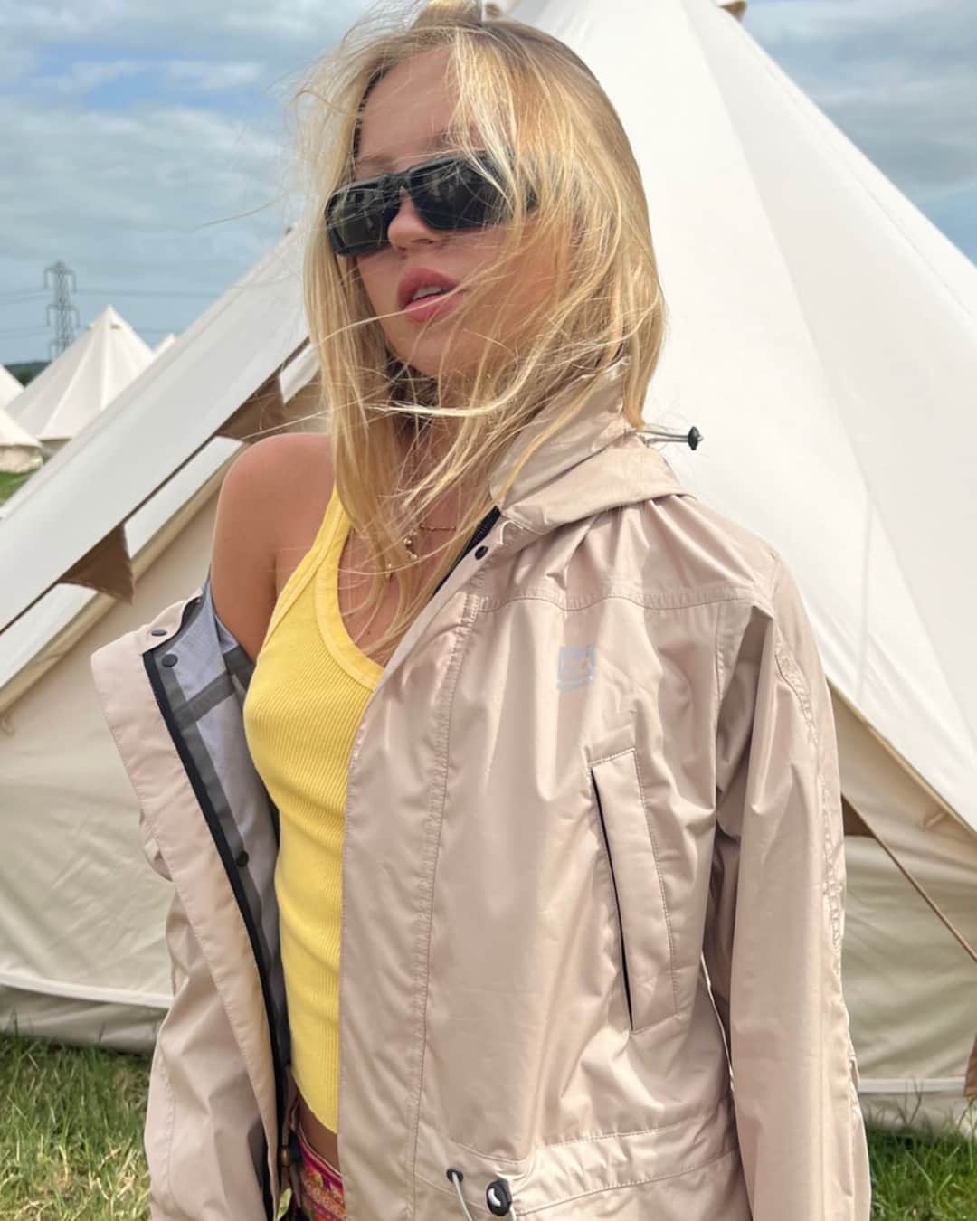 RE/DONEのインスタグラム：「@lilamoss wears the RE/DONE | Hanes Cropped Ribbed Tank at Glastonbury @hanes #myredones」