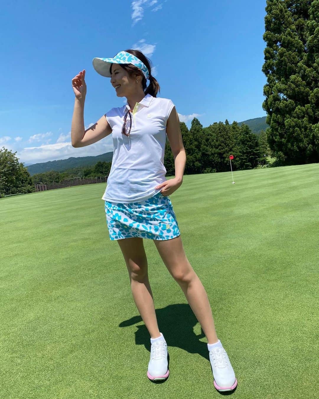 岩崎静羅のインスタグラム：「☺︎ やっと着れた♡ 南国仕様のポップなウエア！ これ着て宮古島行かんとー🏝  訳あって1.5ヶ月ぶりのゴルフ✨ 久しぶりやからか忘れてゴルフにならへんかった🤣  #ゴルフ女子 #ゴルフ #ゴルフウェア #footjoy #golf #ゴルフバカ」