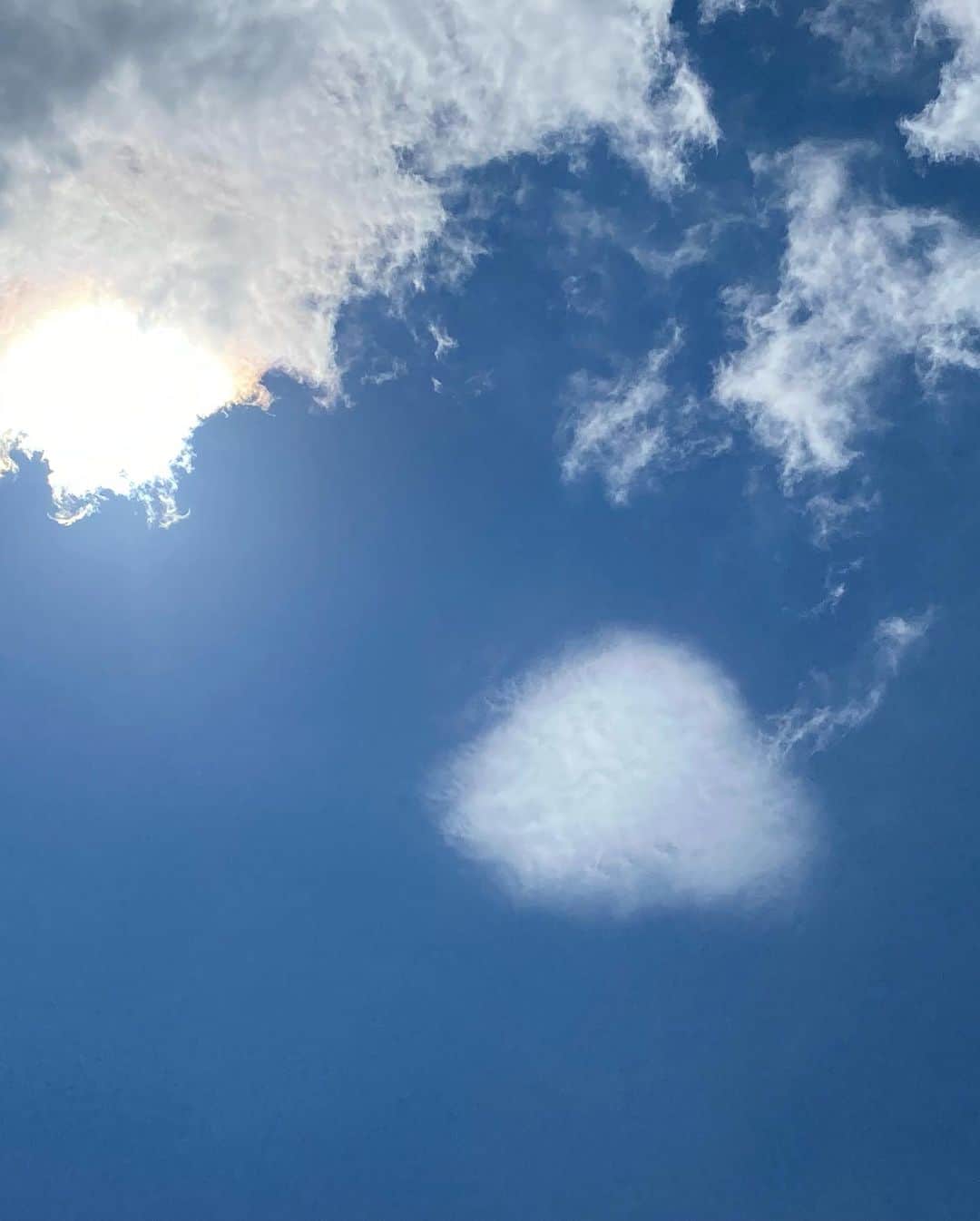 青山有紀さんのインスタグラム写真 - (青山有紀Instagram)「パワフルな太陽☀️🌈☀️ 虹色のオーロラの夢をみたばかりだから感動した🌈✨ かわいい雲もたくさん☁️☁️☁️」7月17日 9時18分 - yukiaoya