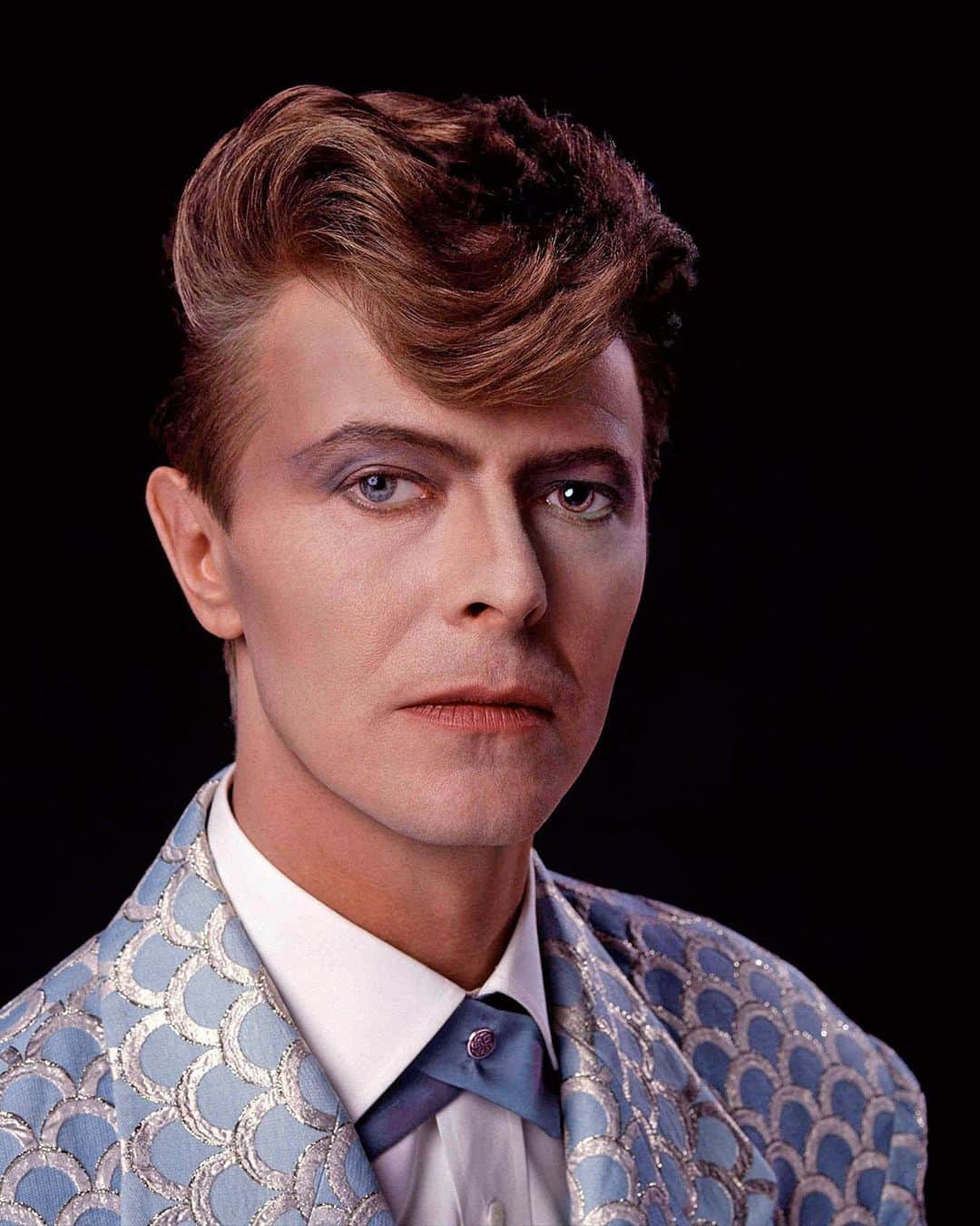 デヴィッド・ボウイさんのインスタグラム写真 - (デヴィッド・ボウイInstagram)「AS THE WORLD FALLS DOWN PROMO PHOTO  “We’re choosing the path, Between the stars…”   This striking image of Bowie was created by Chalkie Davies in 1986 for use in the As The World Falls Down video, as you can see for yourself here: https://www.youtube.com/watch?v=r1UEfgwiULo. (Linktree in bio)  #BowieAsTheWorldFallsDown  #BowieLabyrinth」7月17日 9時19分 - davidbowie