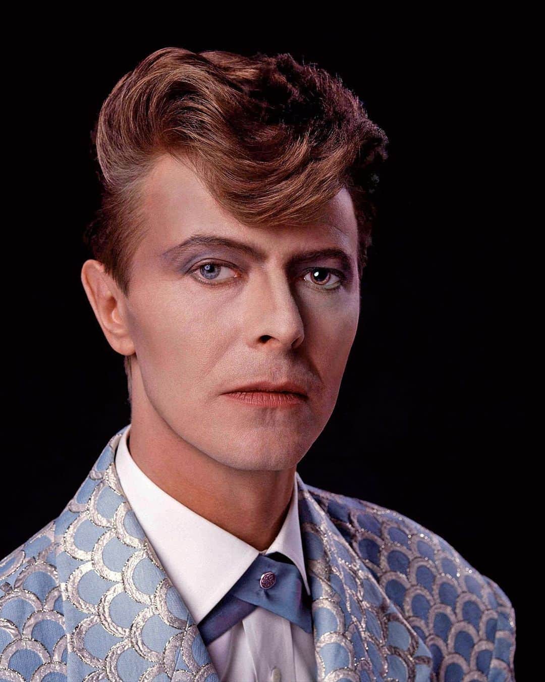 デヴィッド・ボウイのインスタグラム：「AS THE WORLD FALLS DOWN PROMO PHOTO  “We’re choosing the path, Between the stars…”   This striking image of Bowie was created by Chalkie Davies in 1986 for use in the As The World Falls Down video, as you can see for yourself here: https://www.youtube.com/watch?v=r1UEfgwiULo. (Linktree in bio)  #BowieAsTheWorldFallsDown  #BowieLabyrinth」