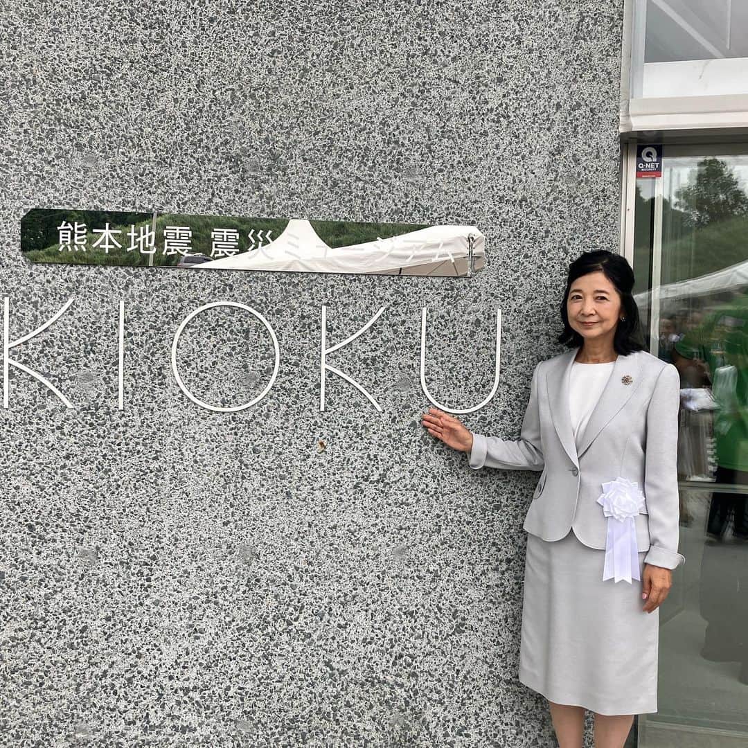 宮崎美子さんのインスタグラム写真 - (宮崎美子Instagram)「皆様、おはようございます。  先日、熊本へ帰っておりました。  旧東海大学阿蘇キャンパスに、震災ミュージアム「KIOKU」がオープンしました。 オープニングセレモニーに行ってきました。  広々と、芝生が青々と気持ちの良いところで、震災のことを考え、これからに備える為に有意義な施設が誕生しました。  皆さん、熊本にお越しの際はぜひ足をお運びくださいね。  その後、阿蘇の火口を見学し、暴風に🌀吹かれました。 下界とは気温が全く違うので、お出かけの際はお気をつけて。  そして、いつものRKK熊本放送の「週刊山崎くん」のロケでは、お馬さんと触れ合ってきましたよ。 久しぶりの乗馬をしました。  最後のくまモンの大集結は、八代の「くまモンポート八代」です。  たくさんのくまモンが外国からのクルーズ船などをお迎えしているのですが…すごい迫力です。  こちらもぜひ、熊本旅行の際はお立ち寄りくださいませ。  #熊本 #くまモン #震災ミュージアム #八代 #くまモンポート八代 #週刊山崎くん」7月17日 9時20分 - miyazakiyoshiko.official