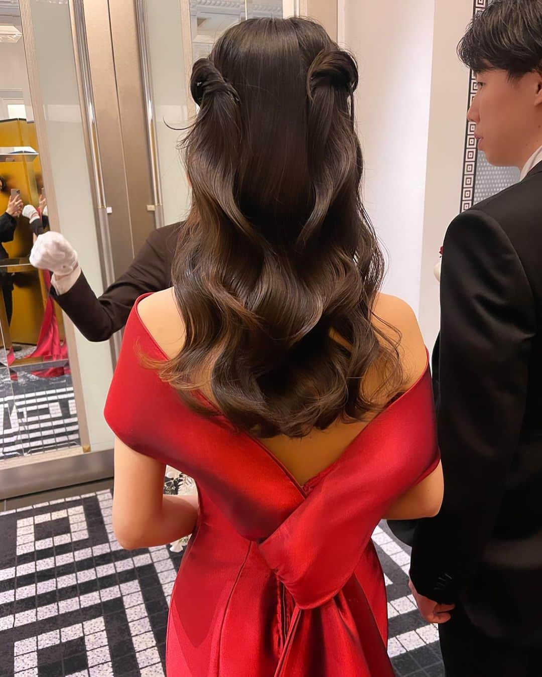 野口忍 hair make upさんのインスタグラム写真 - (野口忍 hair make upInstagram)「meruさん、keitaさん wedding🫧  ウェーブダウン×カラードレスの の組み合わせがとてもお洒落でした👏  ブライダルメンテナンスも サポートさせて頂き、更に艶々に✨ 艶々、巻きやすかった☺️  そろそろ原宿中華巡りたい！  時差投稿ですが、 改めておめでとうございました🎉  今日は海の日！ 夏は皆様、どこいきますか🫧 スイカ、メロン食べたい！  @satomi_hairmake @atren.deu.salon　 @atren.deu.wedding @atren_deu_homme  ･･─･･─･･─･･─･･─･ #ブライダルメンテナンス #結婚式#前撮り#後撮り  ･･─･･─･･─･･─･･─･ ◽️ブライダルメンテナンス𝐌𝐄𝐍𝐔  ☑︎𝒃𝒓𝒊𝒅𝒂𝒍 𝒗𝒆𝒊𝒍 𝒄𝒐𝒍𝒐𝒓 　 透明感を出したい花嫁様は 【𝒃𝒓𝒊𝒅𝒂𝒍 𝒘 𝒄𝒐𝒍𝒐𝒓 】 透明感&立体感を出したい花嫁様は 【𝒃𝒓𝒊𝒅𝒂𝒍 𝒉𝒊𝒈𝒉𝒍𝒊𝒈𝒉𝒕 𝒄𝒐𝒍𝒐𝒓】  こちらで予約お願い致します。 　 ☑︎𝒃𝒓𝒊𝒅𝒂𝒍 𝒄𝒖𝒕  華やかなポニーテール、ハーフアップ、上品で洗練されたダウンスタイルをご希望の花嫁様。 モダンでタキシードに合わせたフォーマル、スタイリッシュなメンズヘアご希望の新郎様。  ☑︎𝒃𝒓𝒊𝒅𝒂𝒍 𝒕𝒓𝒆𝒂𝒕𝒎𝒆𝒏𝒕 　 ・ブライダルトリートメント ・ブライダル髪質改善トリートメント  　 ◽️使用スタイリング剤 　 【𝑨𝑻𝑹𝑬𝑵 𝑫𝑬𝑼 𝑺𝑯𝑨𝑴𝑷𝑶𝑶】  キューティクルを整え艶感を保つブライダルシャンプー  シャンプーのご購入はトップページより 　 ◽️サロンのご予約はこちらから @atren.deu.salon　 初めての方も是非一度ご相談下さい。 　  #花嫁美容#花嫁ヘアスタイル#結婚式#ブライダルヘアメイク#式場見学#二次会#ブーケ#お色直しヘア#外注ヘアメイク#持ち込みヘアメイク#ドレス迷子#プロポーズ#結婚指輪#パレス花嫁#東京會舘花嫁」7月17日 9時21分 - shinobunbunmaru_atren_deu