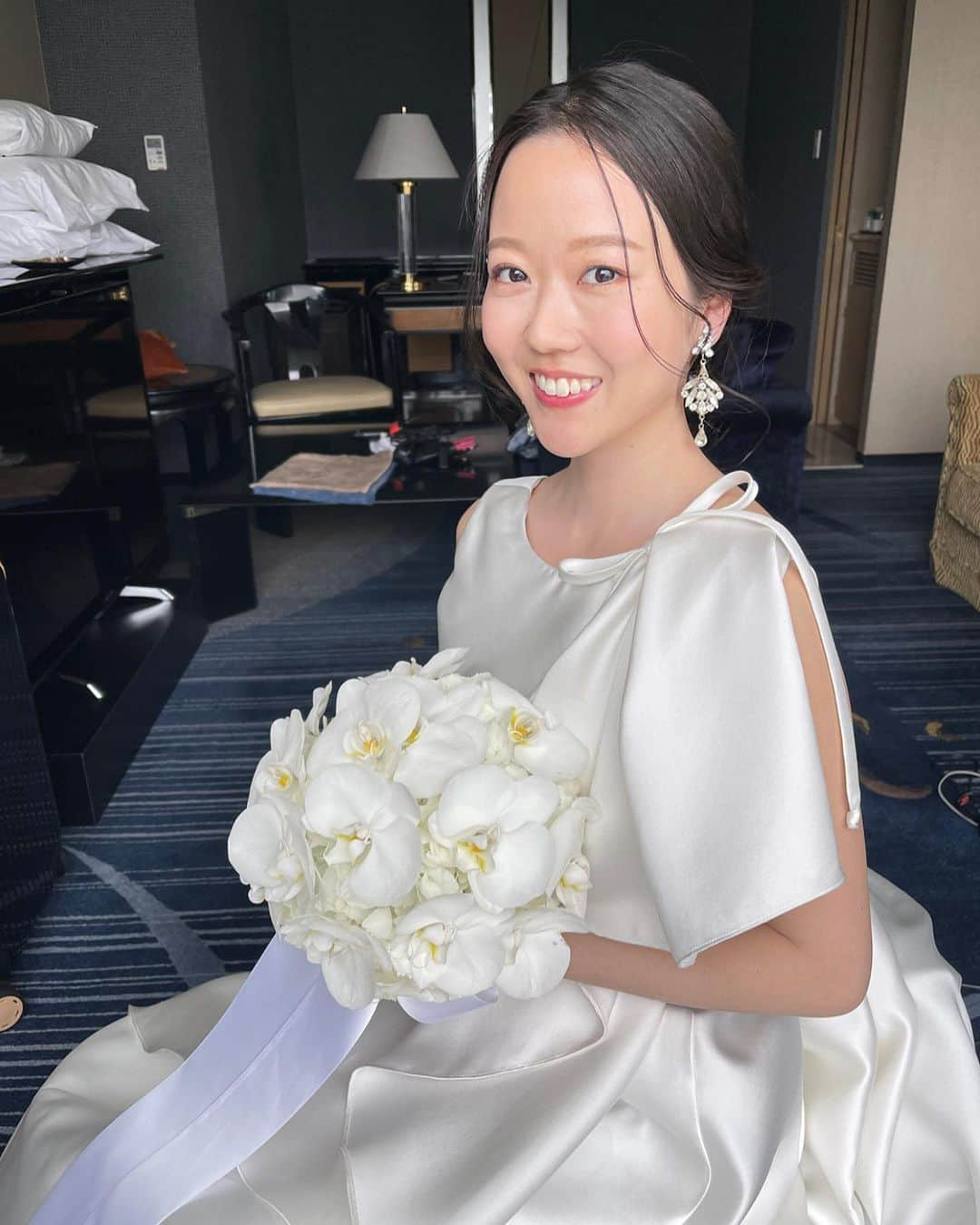 野口忍 hair make upさんのインスタグラム写真 - (野口忍 hair make upInstagram)「meruさん、keitaさん wedding🫧  ウェーブダウン×カラードレスの の組み合わせがとてもお洒落でした👏  ブライダルメンテナンスも サポートさせて頂き、更に艶々に✨ 艶々、巻きやすかった☺️  そろそろ原宿中華巡りたい！  時差投稿ですが、 改めておめでとうございました🎉  今日は海の日！ 夏は皆様、どこいきますか🫧 スイカ、メロン食べたい！  @satomi_hairmake @atren.deu.salon　 @atren.deu.wedding @atren_deu_homme  ･･─･･─･･─･･─･･─･ #ブライダルメンテナンス #結婚式#前撮り#後撮り  ･･─･･─･･─･･─･･─･ ◽️ブライダルメンテナンス𝐌𝐄𝐍𝐔  ☑︎𝒃𝒓𝒊𝒅𝒂𝒍 𝒗𝒆𝒊𝒍 𝒄𝒐𝒍𝒐𝒓 　 透明感を出したい花嫁様は 【𝒃𝒓𝒊𝒅𝒂𝒍 𝒘 𝒄𝒐𝒍𝒐𝒓 】 透明感&立体感を出したい花嫁様は 【𝒃𝒓𝒊𝒅𝒂𝒍 𝒉𝒊𝒈𝒉𝒍𝒊𝒈𝒉𝒕 𝒄𝒐𝒍𝒐𝒓】  こちらで予約お願い致します。 　 ☑︎𝒃𝒓𝒊𝒅𝒂𝒍 𝒄𝒖𝒕  華やかなポニーテール、ハーフアップ、上品で洗練されたダウンスタイルをご希望の花嫁様。 モダンでタキシードに合わせたフォーマル、スタイリッシュなメンズヘアご希望の新郎様。  ☑︎𝒃𝒓𝒊𝒅𝒂𝒍 𝒕𝒓𝒆𝒂𝒕𝒎𝒆𝒏𝒕 　 ・ブライダルトリートメント ・ブライダル髪質改善トリートメント  　 ◽️使用スタイリング剤 　 【𝑨𝑻𝑹𝑬𝑵 𝑫𝑬𝑼 𝑺𝑯𝑨𝑴𝑷𝑶𝑶】  キューティクルを整え艶感を保つブライダルシャンプー  シャンプーのご購入はトップページより 　 ◽️サロンのご予約はこちらから @atren.deu.salon　 初めての方も是非一度ご相談下さい。 　  #花嫁美容#花嫁ヘアスタイル#結婚式#ブライダルヘアメイク#式場見学#二次会#ブーケ#お色直しヘア#外注ヘアメイク#持ち込みヘアメイク#ドレス迷子#プロポーズ#結婚指輪#パレス花嫁#東京會舘花嫁」7月17日 9時21分 - shinobunbunmaru_atren_deu