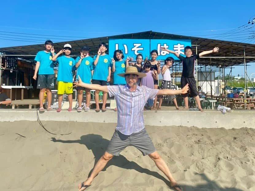 依田司のインスタグラム：「7月17日(月) きょうは「海の日」という事で、都心から一番近い九十九里浜のビーチ、千葉県大網白里市にある「白里海水浴場」へ。 コチラでは、海の日限定で「大抽選大会」が開催。ポロシャツやお食事券などの豪華賞品や特賞はディズニーリゾートペアチケット。先着1000名、無料で参加できます。 海で遊んだら、休憩と熱中症対策を兼ねて、海の家・ISOHAMA（いそはま）さんでハマグリなど海の幸を召し上がれ。今朝は、大網白里市のマスコット「マリン」も来てくれました。 予定されていた「おこさまビーチフラッグ」は、熱中症警戒アラート発表により中止になりましたが、地元の小学生たちが元気に実演してくれましたよ。  #白里海岸 #依田さん #依田司 #お天気検定 #テレビ朝日 #グッドモーニング #気象予報士 #お天気キャスター #森林インストラクター #グリーンセイバーアドバンス #プロジェクトワイルド #IPCC伝導者 #japan #japantrip #japantravel #unknownjapan #japanAdventure #japanlife #lifeinjapan #instagramjapan #instajapan #療癒 #ilovejapan #weather #weathercaster #weatherforecast」