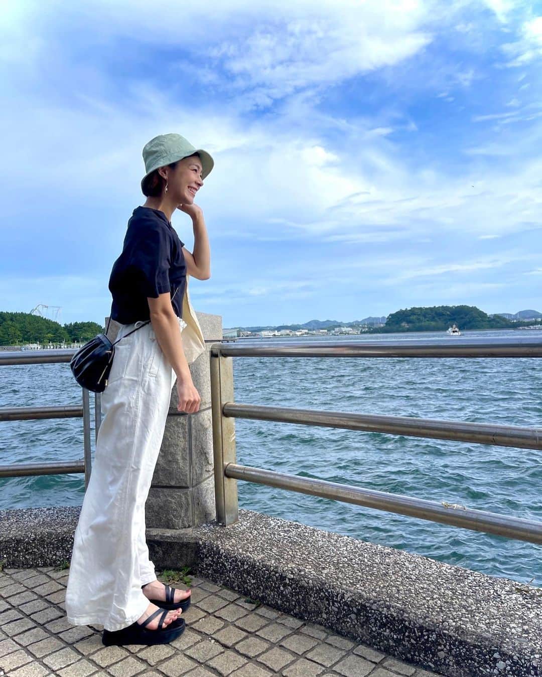 酒井瞳のインスタグラム：「３連休  猛暑続きでどうにか涼しい気持ちを  味わいに海へ🏖(見るだけ)  身体が溶ける前にソフトクリーム🍦やかき氷なんか食べて冷やす  最高ですな🍧  みなさん最終日も楽しみながら熱中症にはお気をつけてください☀️  #海 #猛暑 #夏」