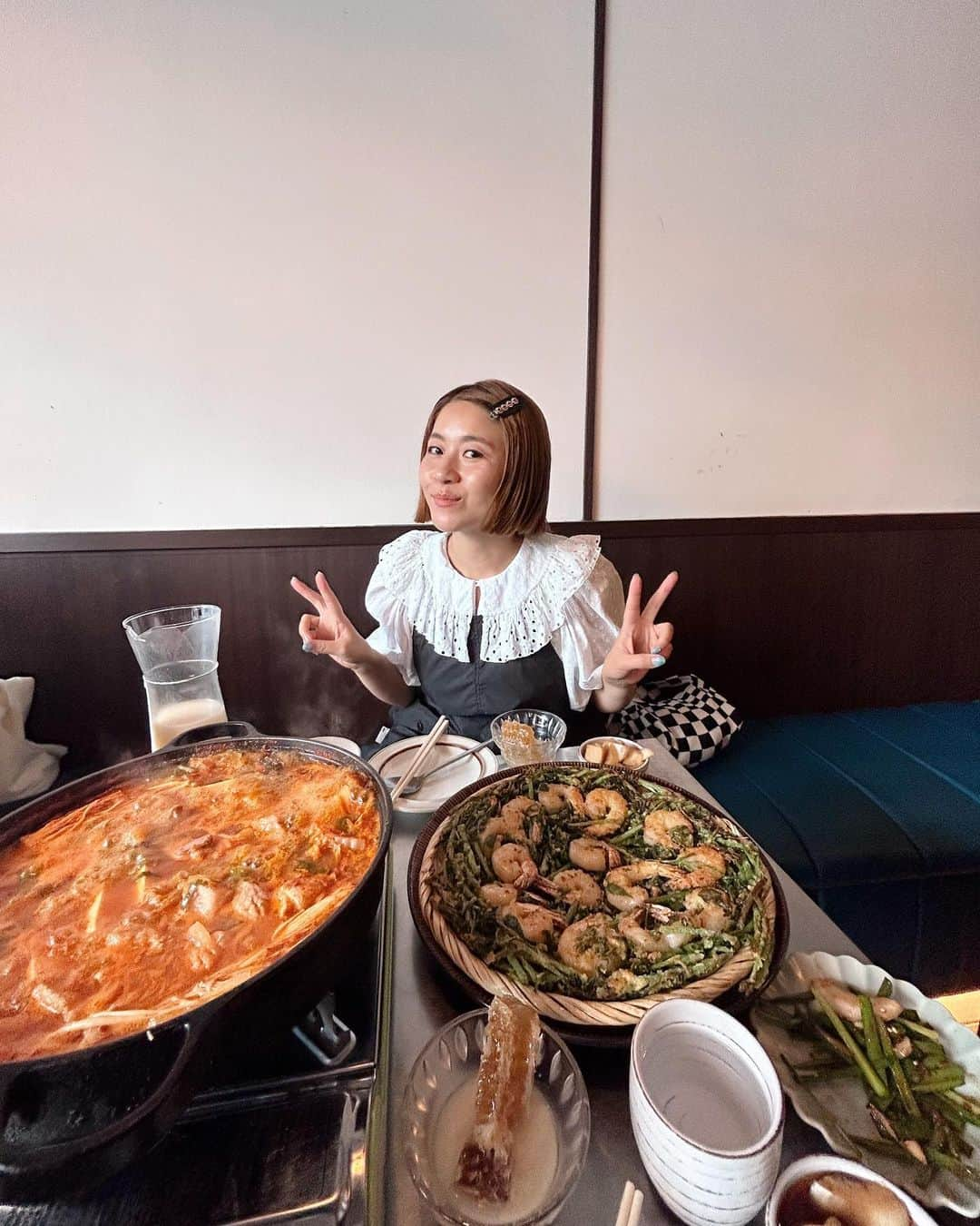 Little Sunny Biteさんのインスタグラム写真 - (Little Sunny BiteInstagram)「ソウルのご飯やさん記録🇰🇷🩷  📍 @sinsajeon_official  ミナリのチヂミが食べたくて🌱 チヂミのソースも美味しくて大好きです👍ちょっと辛いけどキムチ鍋も本当に美味しいよ🌶️ ハチミツマッコリは美味しいから頼んでね🐝 謎にIDチェックあるから気をつけてww  📍 #버섯집 🍄 きのこプルコギのお店。 たくさんの種類のきのことプルコギが本当に美味しい😋 ランチタイムは並んでるかも。 このお店ロケーションが何軒かあるみたいです！ 私はソンスのお店に行ったよ！  お友達のナチュラルワインのお店 📍 @bluenu.de  お料理のプレゼンテーションが可愛くて美味しくて😍 たくさんあるワインから @seadanbi が選んでくれるよ〜  📍 @kyochon_official  初めて行ったんだけど美味しかった🍗  飲んだ次の日に食べたくなるな〜  #seoul #seoulfood #seoulcafe #韓国 #seoulkorea」7月17日 20時15分 - littlesunnybiteyoppy