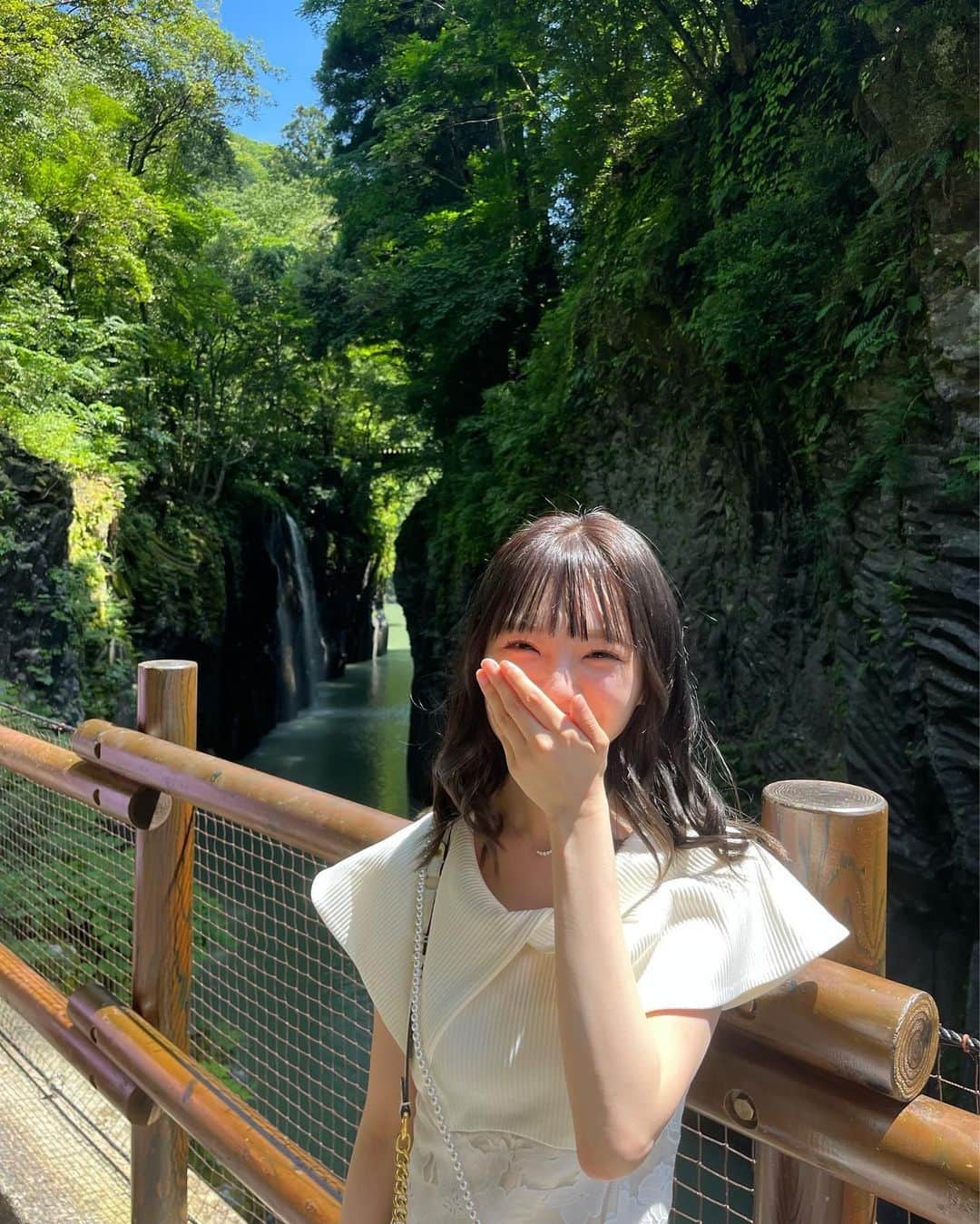 のインスタグラム：「惚れた？☺️ ⠀  ⠀ こう見えて（？）自然とかめっちゃ好き 🌱  dazzlinのワンピースも映えた ☆〜(ゝ。∂)  #彼女の私服がかわいい #低身長コーデ #骨格ウェーブ #骨格ウェーブ優勝ワンピ #dazzlin #ダズリン #ホワイトコーデ #ワンピース #高千穂峡 #自然 #滝」