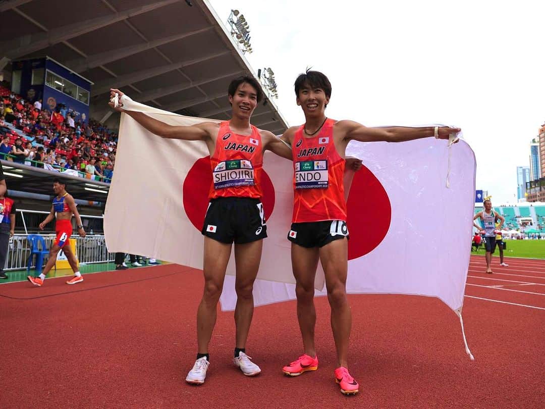 遠藤日向のインスタグラム：「7/16/2023 Asian Championships 5000m 13'34"94 🥇  ここまで多くのサポートがあり、スタートラインに立つことができ、そして優勝することができました。  パリ五輪にも繋がる走りができ今季の目標を達成することができました。  ブダペスト世界陸上についてはランキングが確定するまで待つのみです。 選ばれる前提で世界陸上に向けて準備していきます。  たくさんの応援ありがとうございました。  #AsianChampionships」