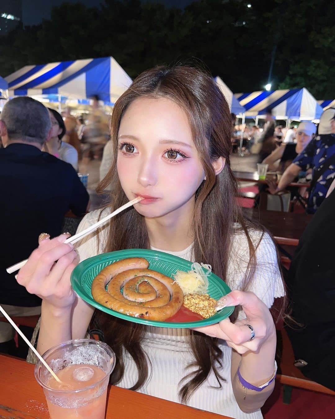 あやちゃんのインスタグラム：「オクトーバーフェスト🇩🇪🍺🏰 日比谷公園でドイツを満喫ー！🥨 昼も夜も行っちゃったよ🤣  いつか本場に行ってみたいな🥺*⋆✈︎  #日比谷オクトーバーフェスト2023  #オクトーバーフェスト  #本場ドイツへ行こう #オクフェス20周年 #オクフェス20th #日比谷公園 #日比谷公園イベント #日比谷グルメ #夏フェス #ドイツ料理 #夏コーデ #ビール女子 #ビールフェス #ビアガーデン」